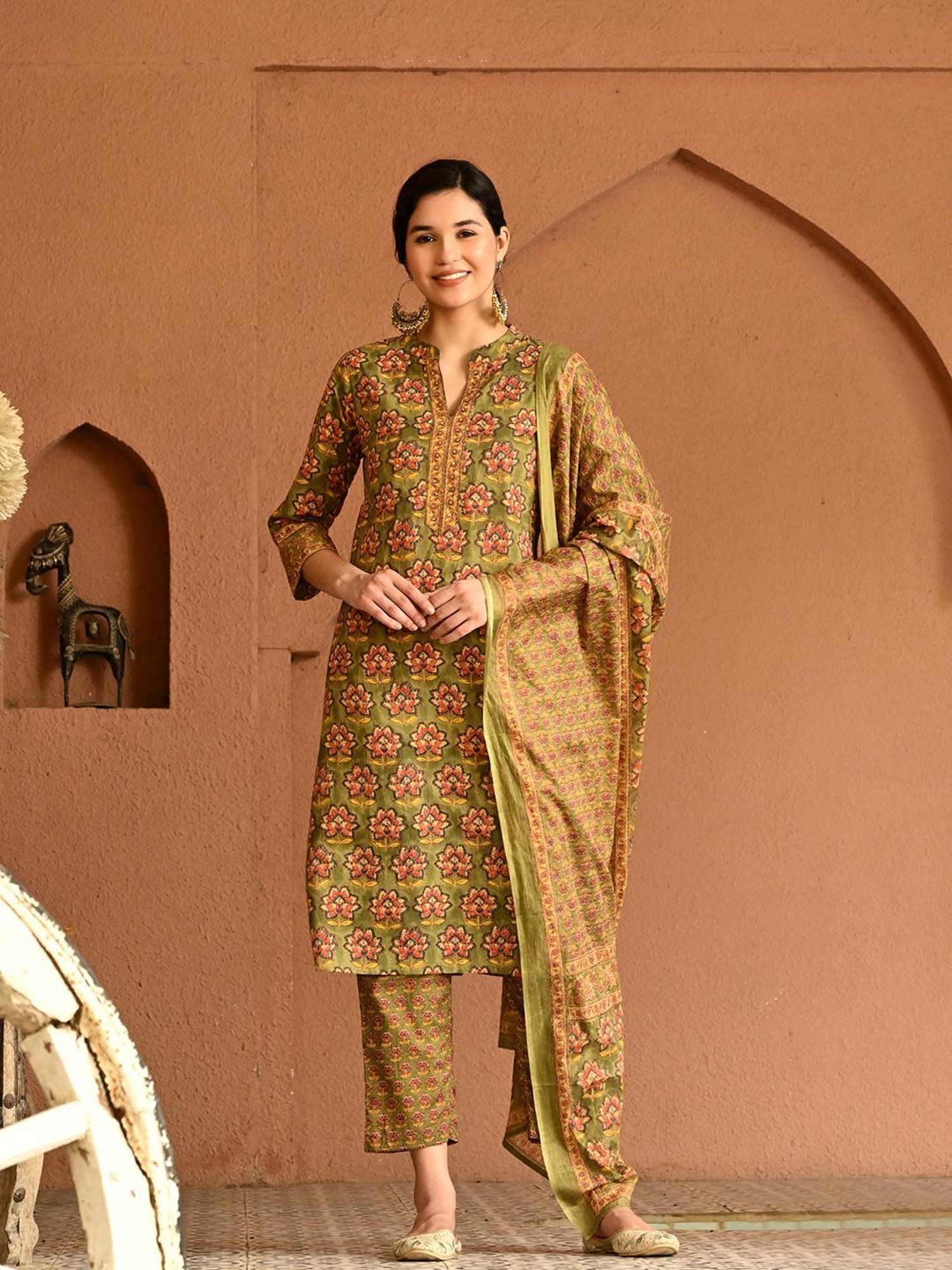 DECKEDUP Multicolor Floral Print Kurta With Pants & Dupatta