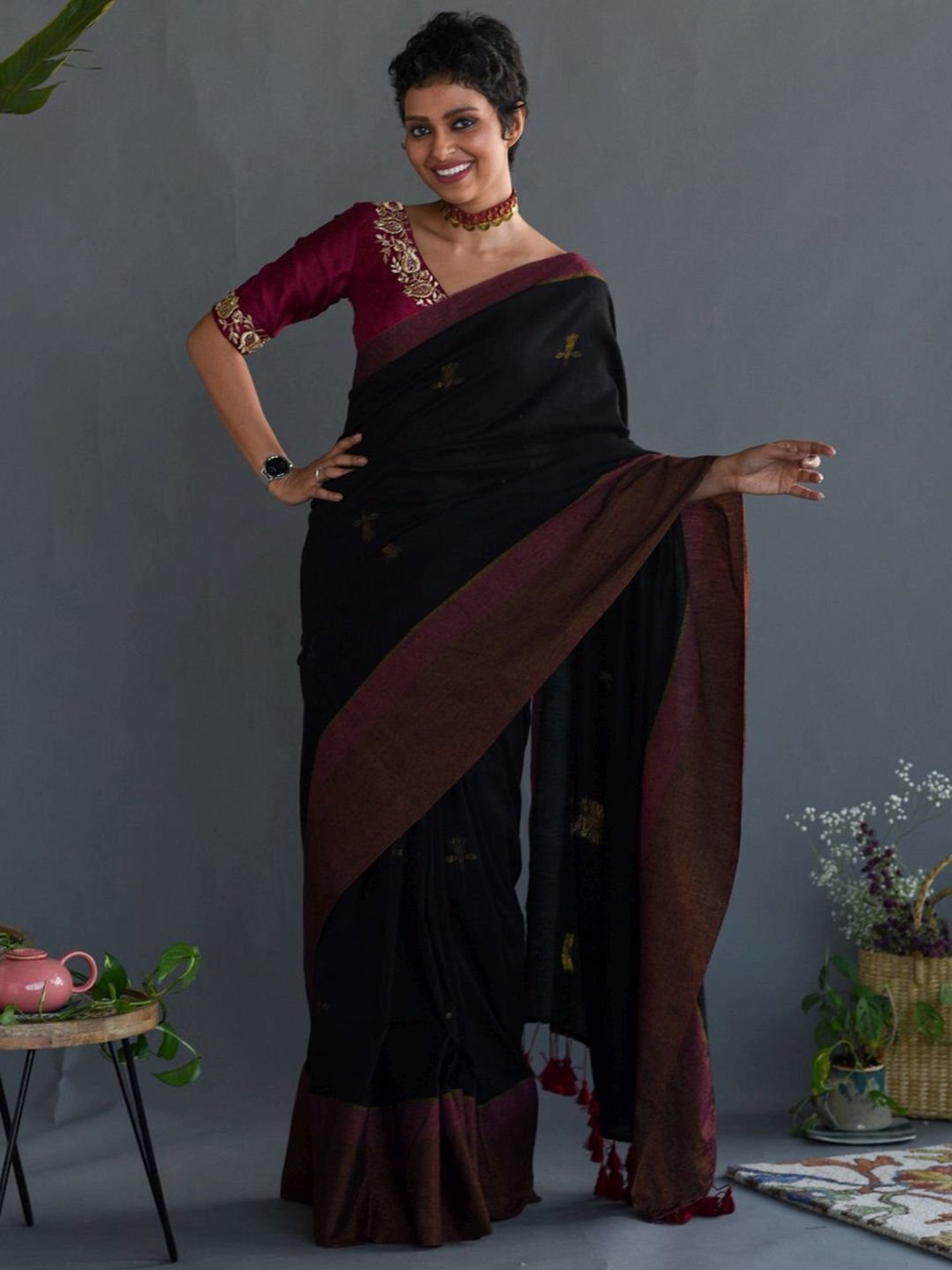 Suta Black Cotton Woven Saree Without Blouse