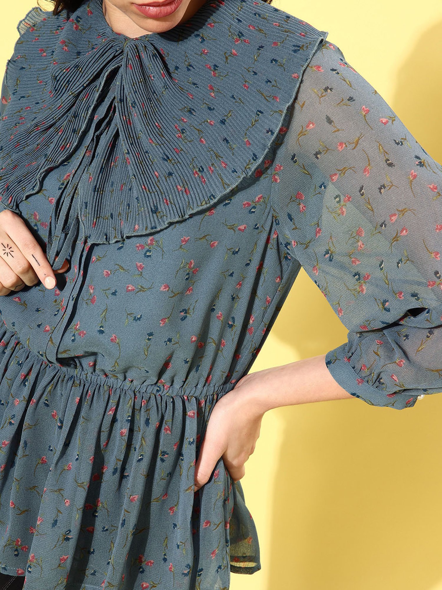 QUIERO Grey Floral Print Top