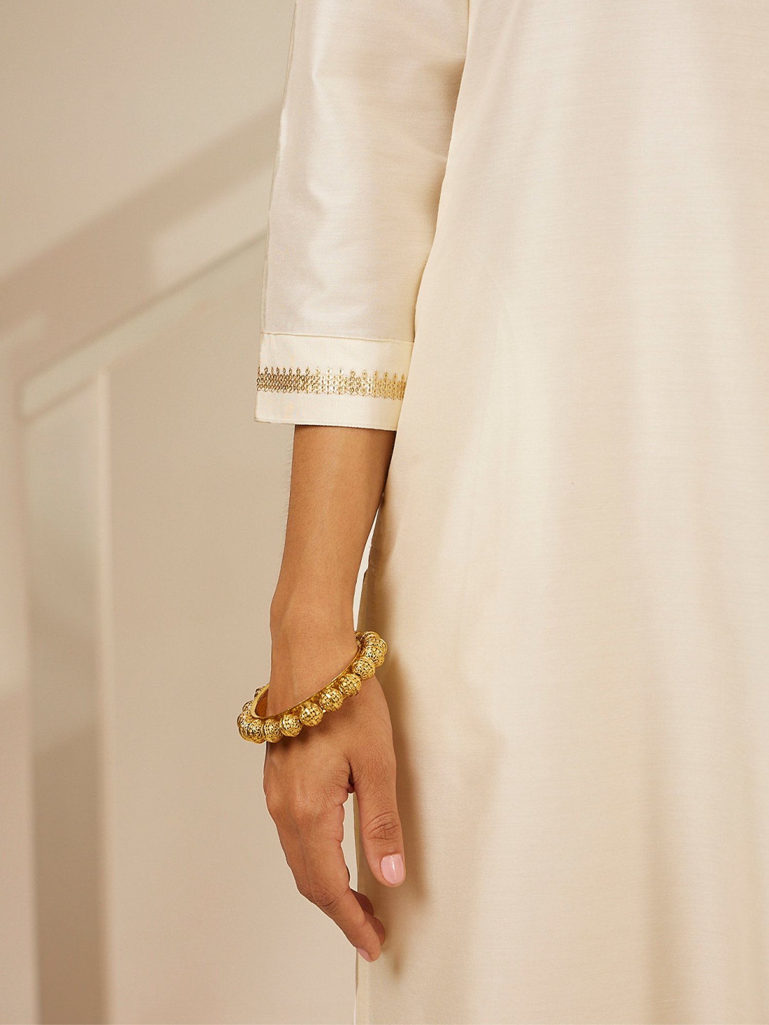 Daali Cream Viscose V Neck 3/4 Sleeves Blooming Mood Kurta with Two Pockets