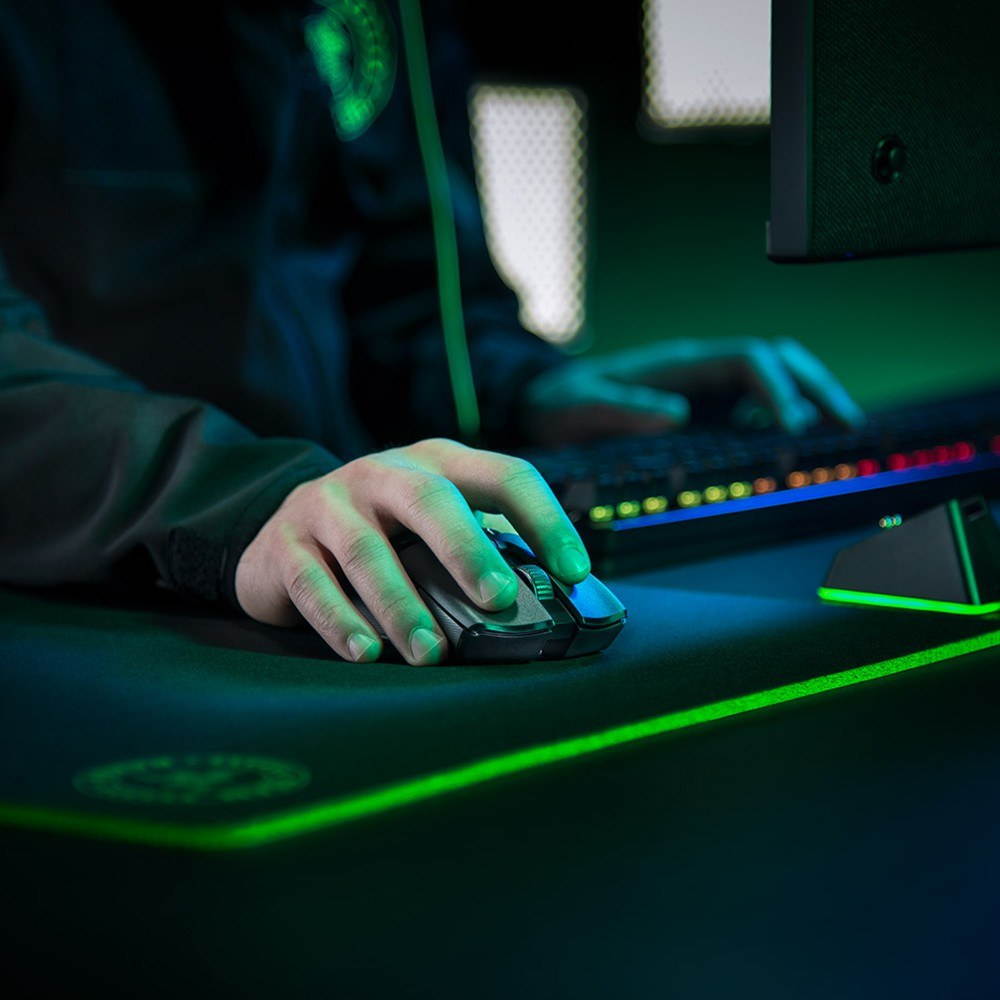Razer Viper Ultimate Hyperspeed Lightest Wireless Gaming Mouse FOCUS+ Optical Sensor 20000DPI Chroma Lighting 8 Programmable Buttons 70 Hr Battery RGB Charging Dock