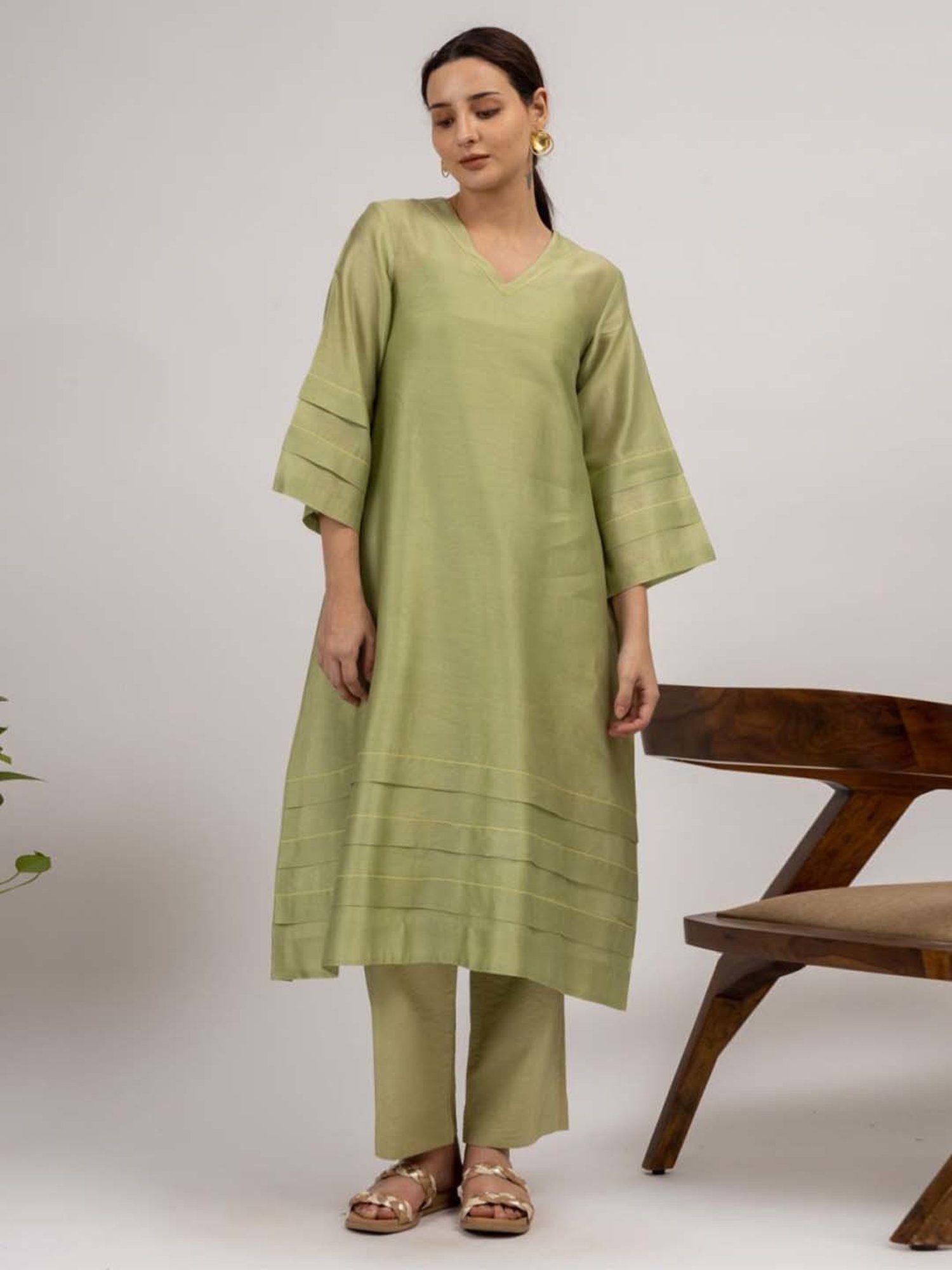 Mushio Green Diletta Chanderi Silk Kurta With Pleast Detail And Slip
