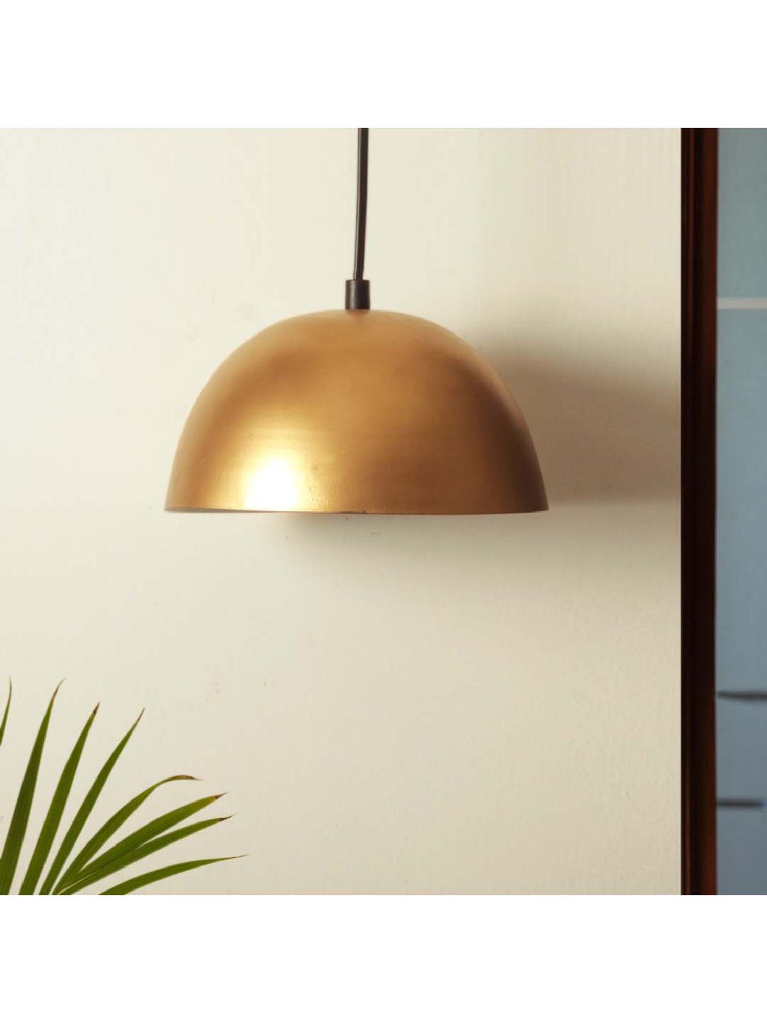 ExclusiveLane 'Heavenly Shadow' Matte Gold Iron Hand-Etched Pendant Lamp - Set of 1