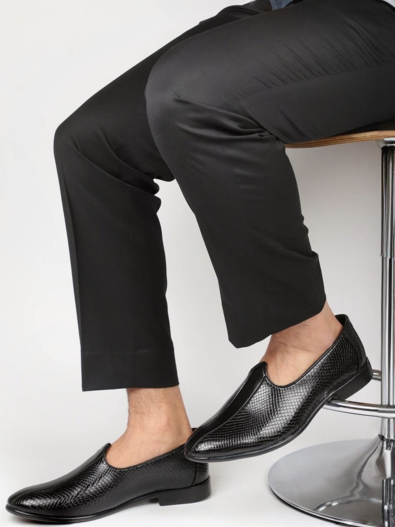 Privo by Inc.5 Men's Black Casual Juttis