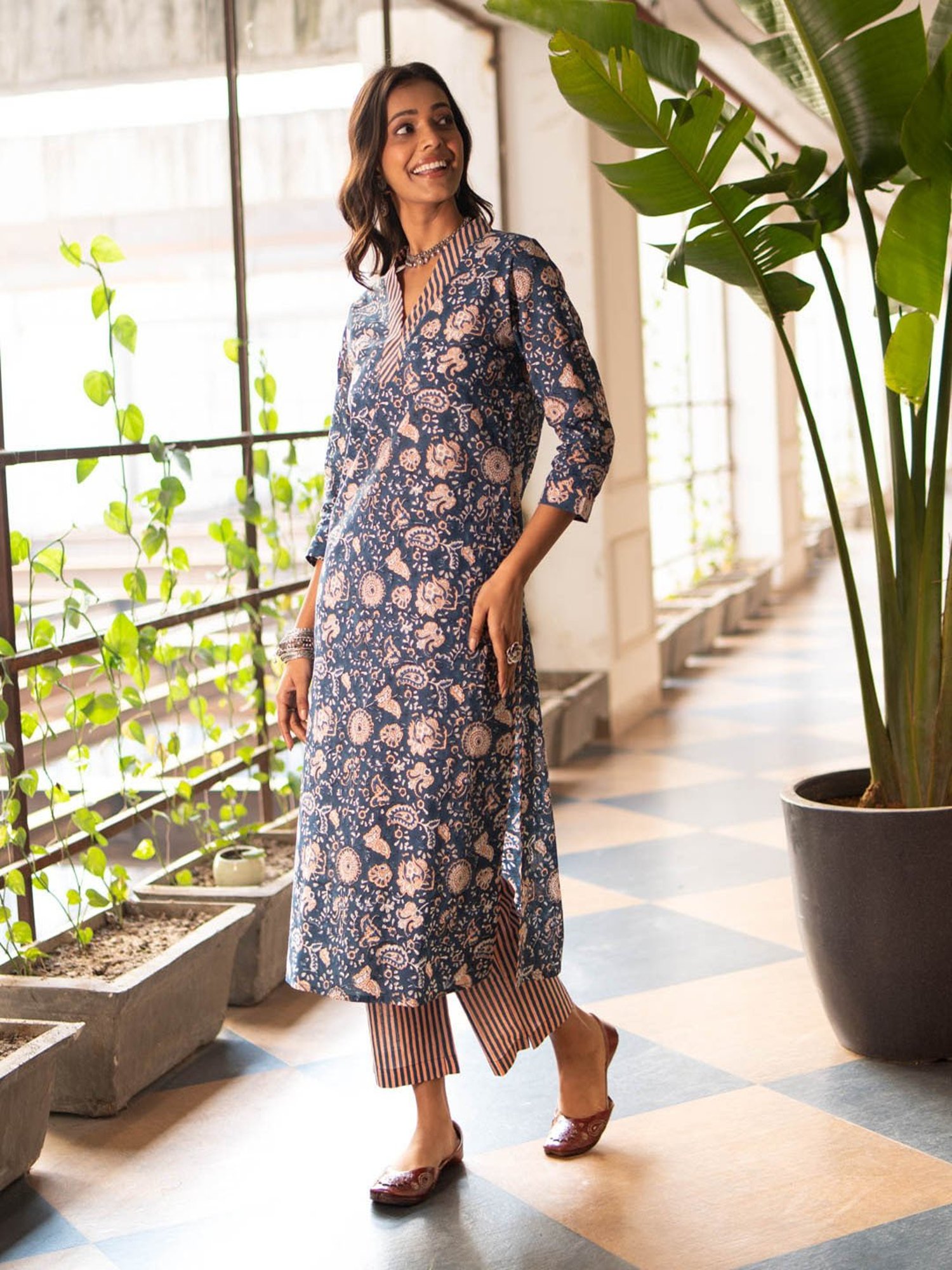 Akiso Blue Block Printed Straight Fit Kurta With Neck And Sleeve Details