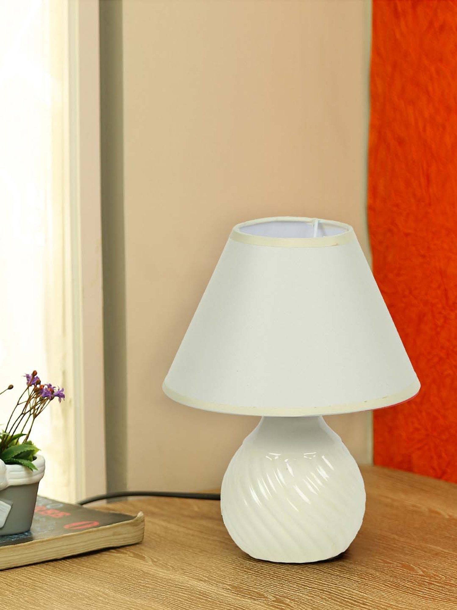 Tayhaa White Metal Table Lamp with Shade - Set of 1