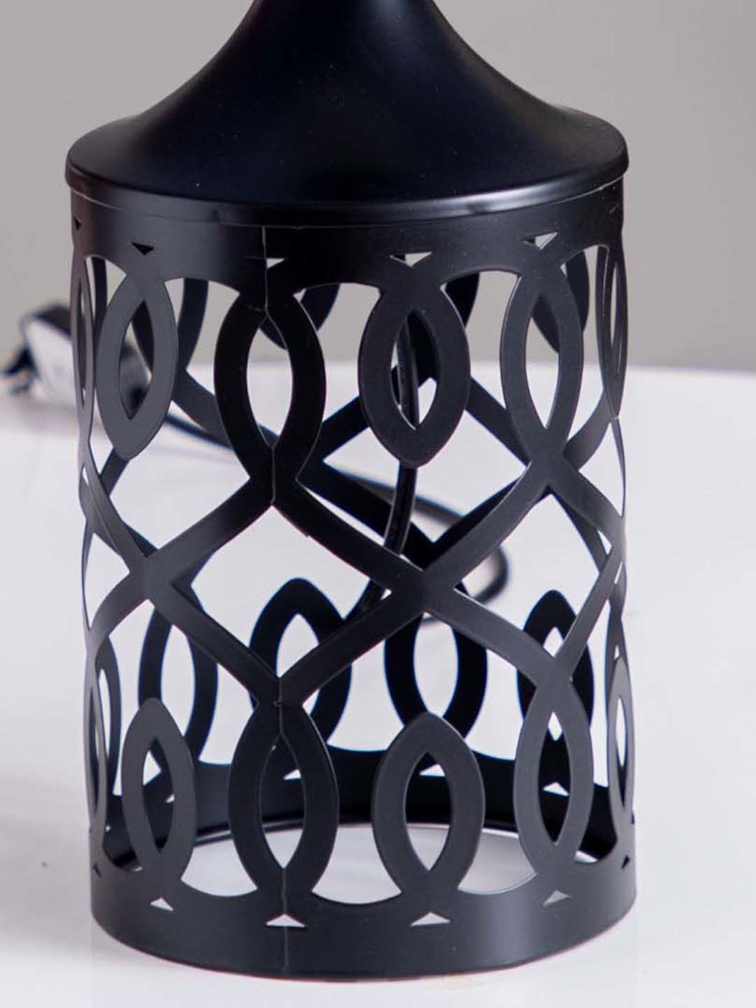 The Decor Kart Black Metal Charade Table Lamp