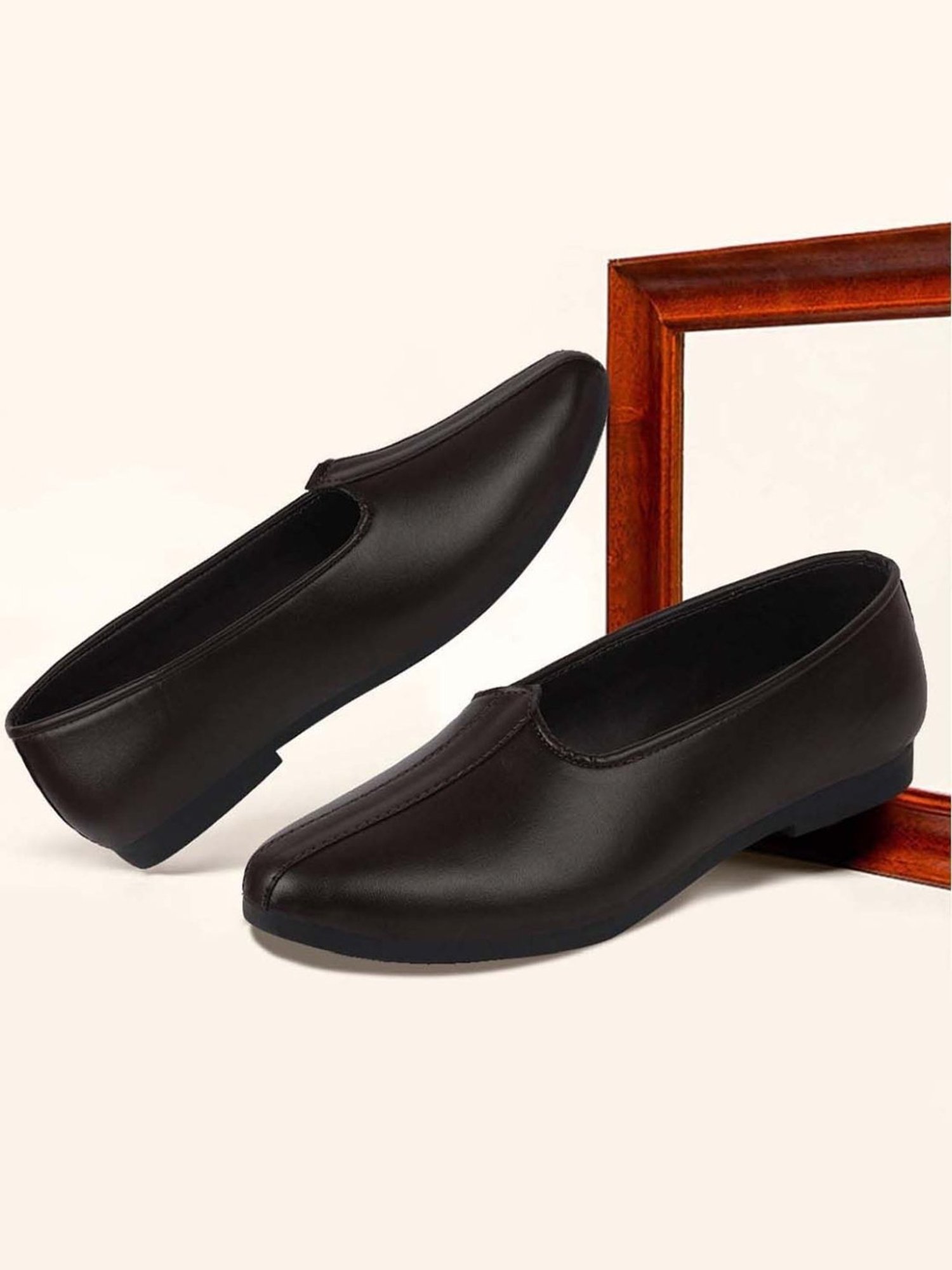 Walkway Men's Black Ethnic Juttis