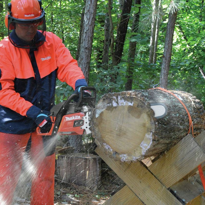 Makita EA5600FREG 18 in. 56 cc RIDGELINE Chain Saw