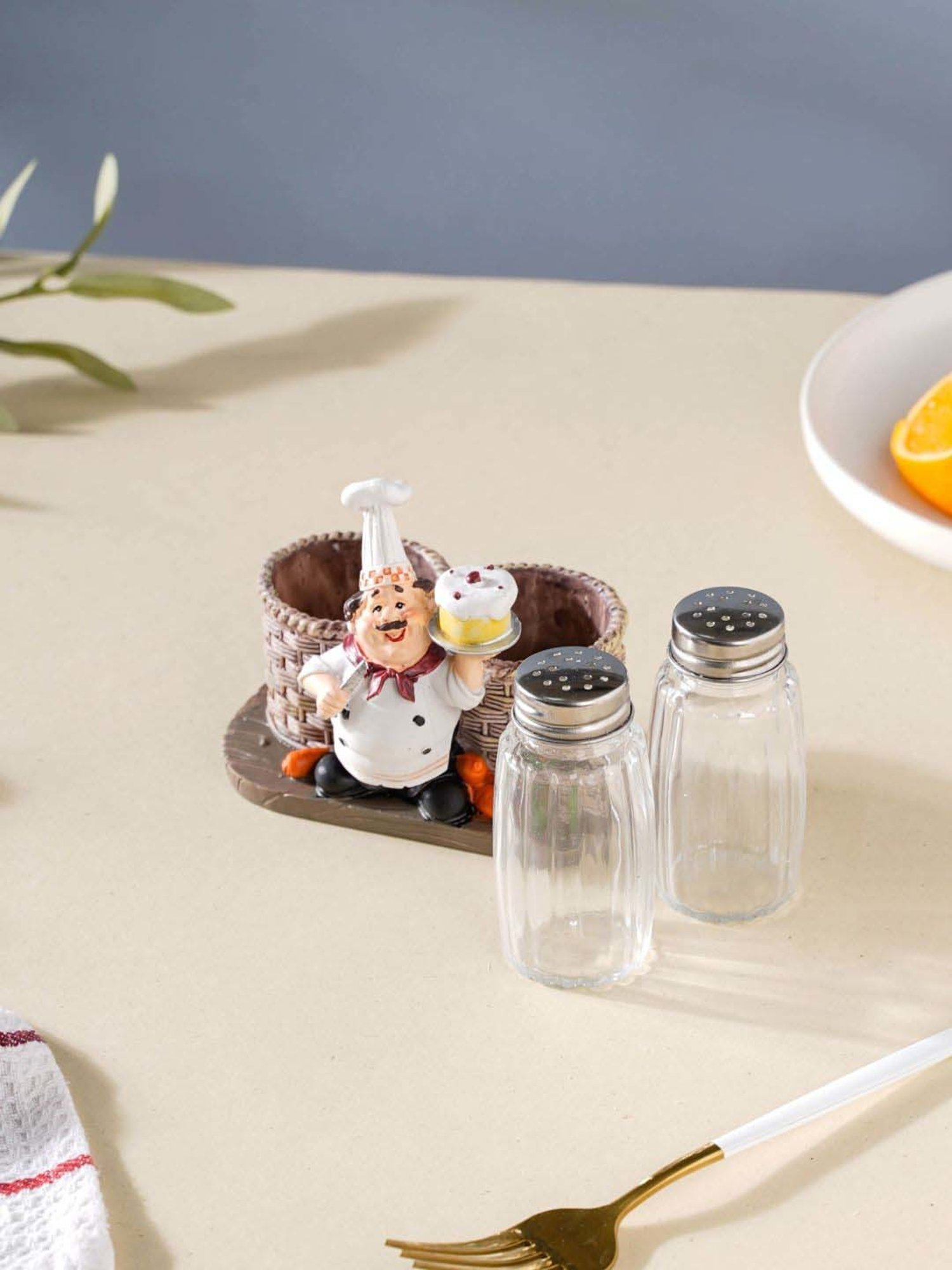 Nestasia Brown & White Resin Table Chef Decor Showpiece With Salt And Pepper Jars for Gifting (4.4")