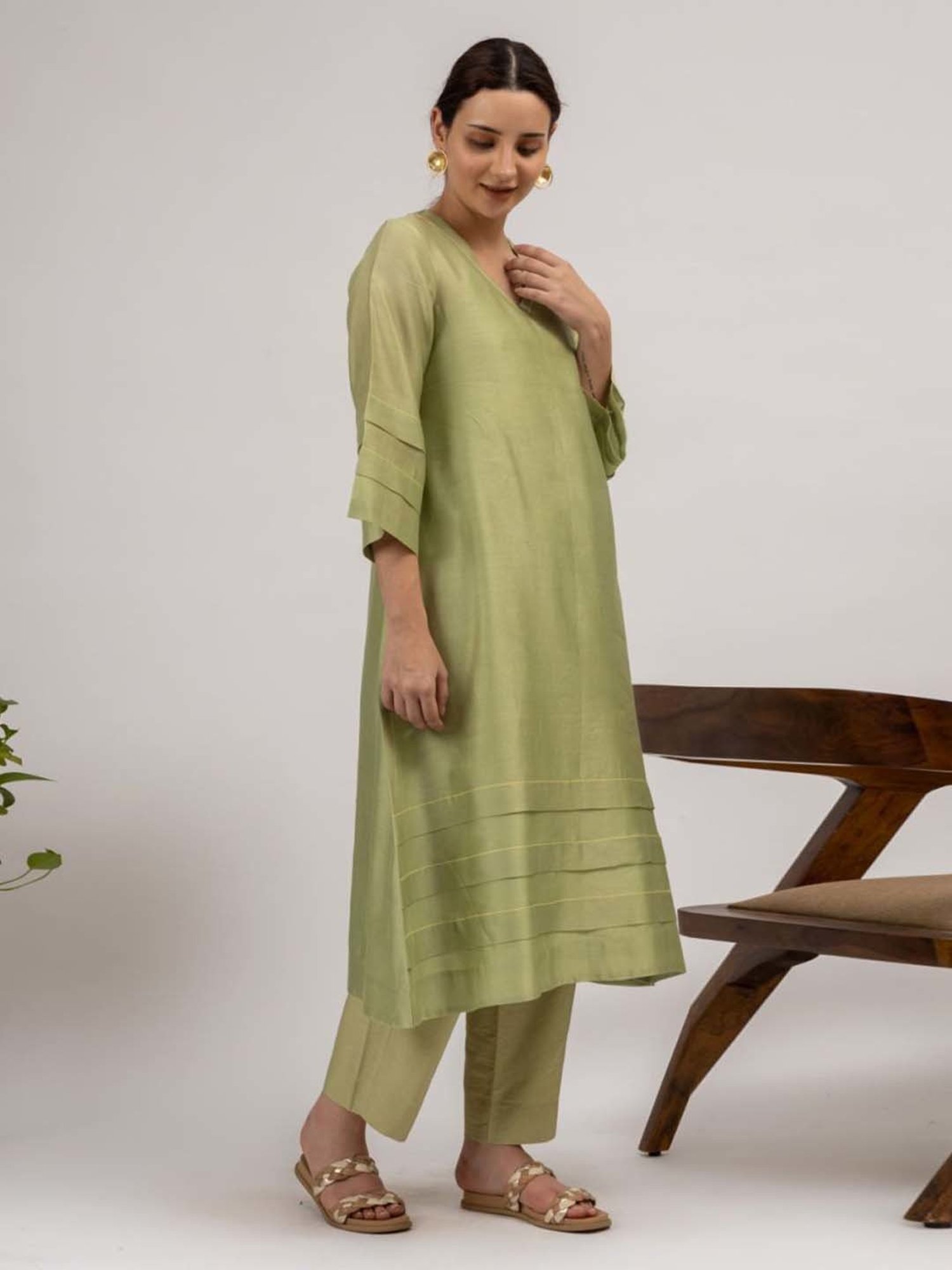 Mushio Green Diletta Chanderi Silk Kurta With Pleast Detail And Slip