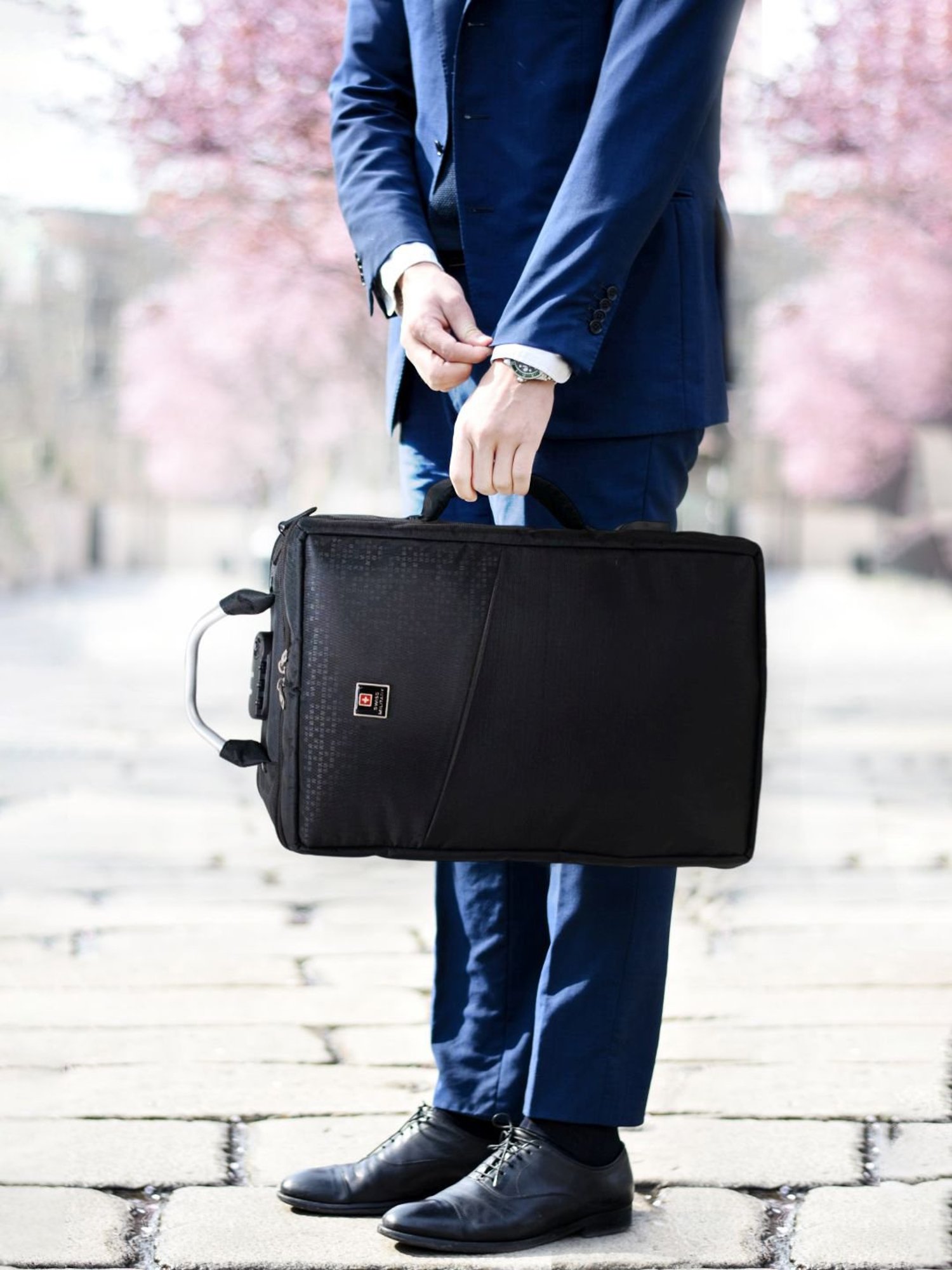 Swiss Military 17 Ltrs Black Large Convertible Laptop Backpack with USB Charging Port