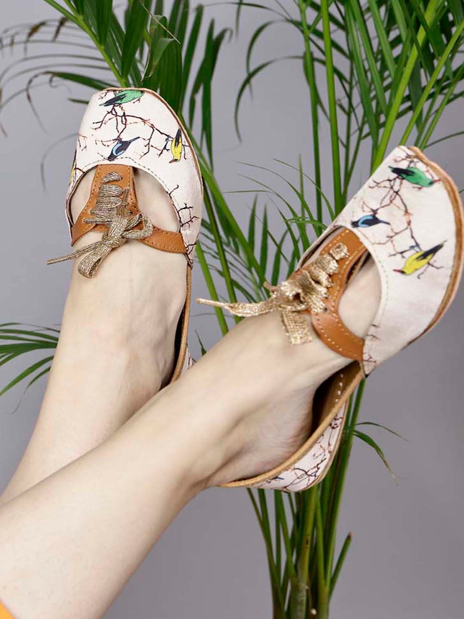 Glam Story Women's Beige Ethnic Juttis