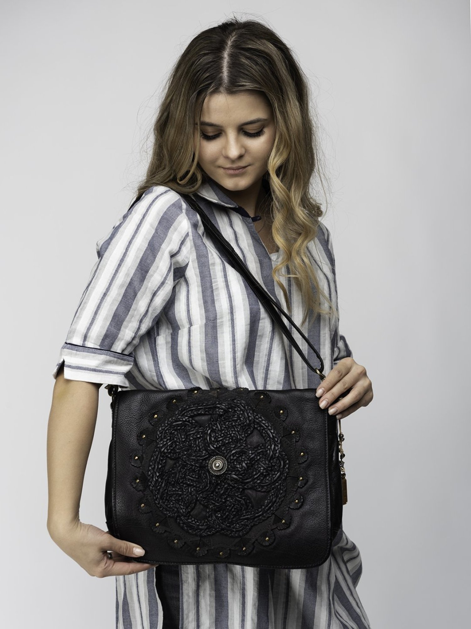 Art N Vintage Parma Black Leather Textured Medium Sling Handbag