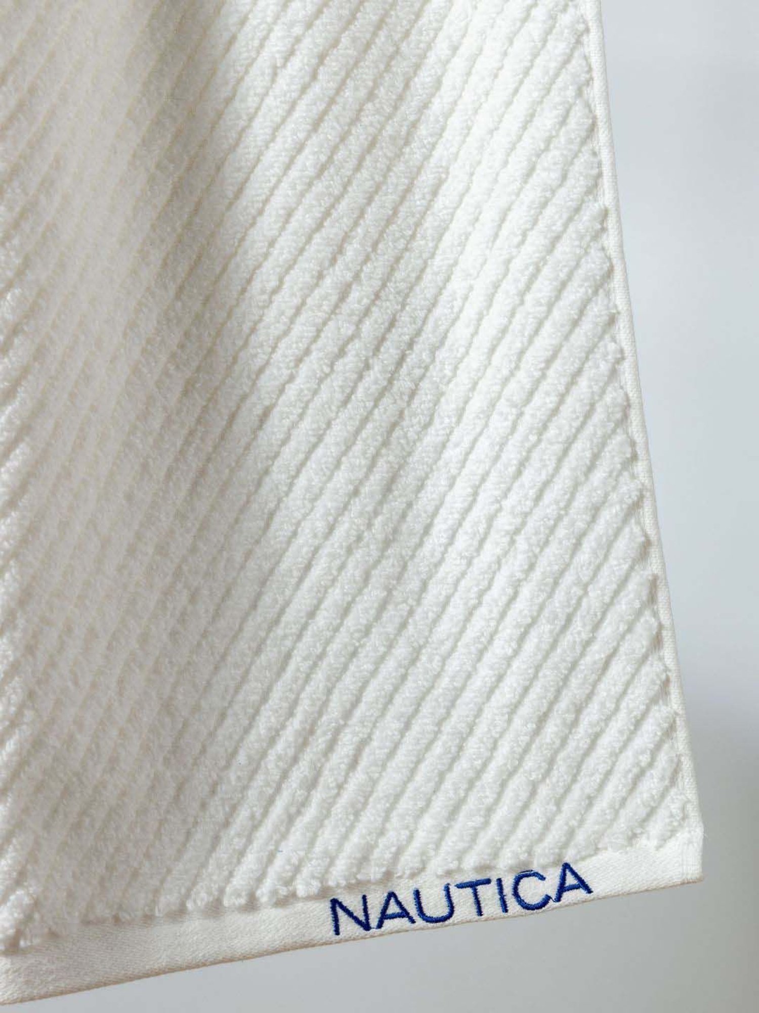 Nautica Cross View White Cotton 600 GSM Fluffy Zero Twist Bath Towel