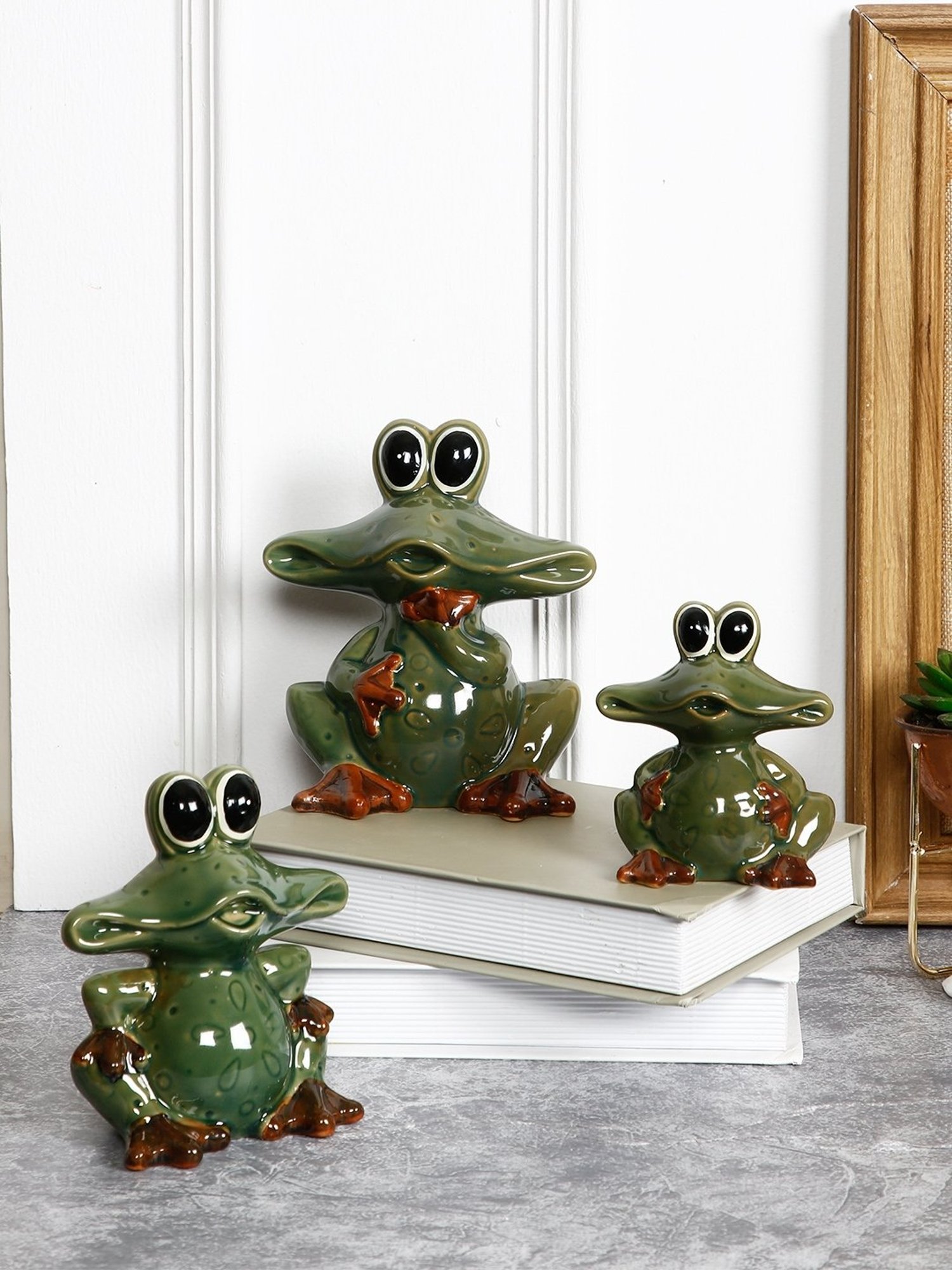 Tayhaa Green Ceramic Wide-Eyed Frogs - Set of 3