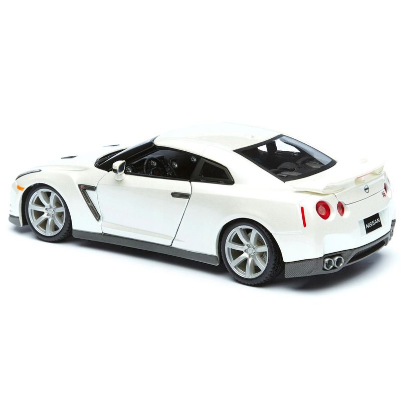 2009 Nissan GT-R R35 Pearl White 1/18 Diecast Model Car by Bburago