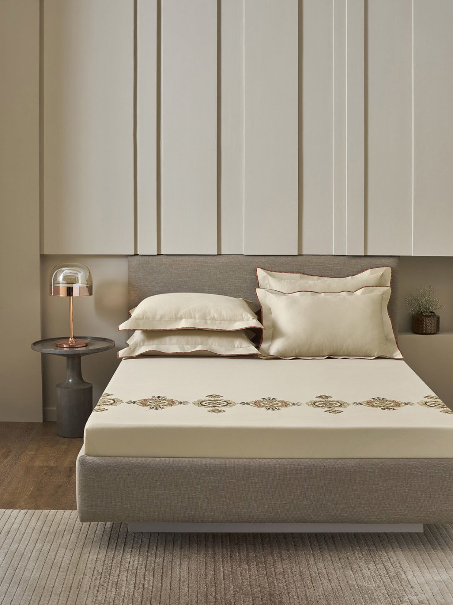 DDECOR Live beautiful Embroidery Parchment Beige 210 TC Cotton King  Bedsheet with 2 Pillow Covers