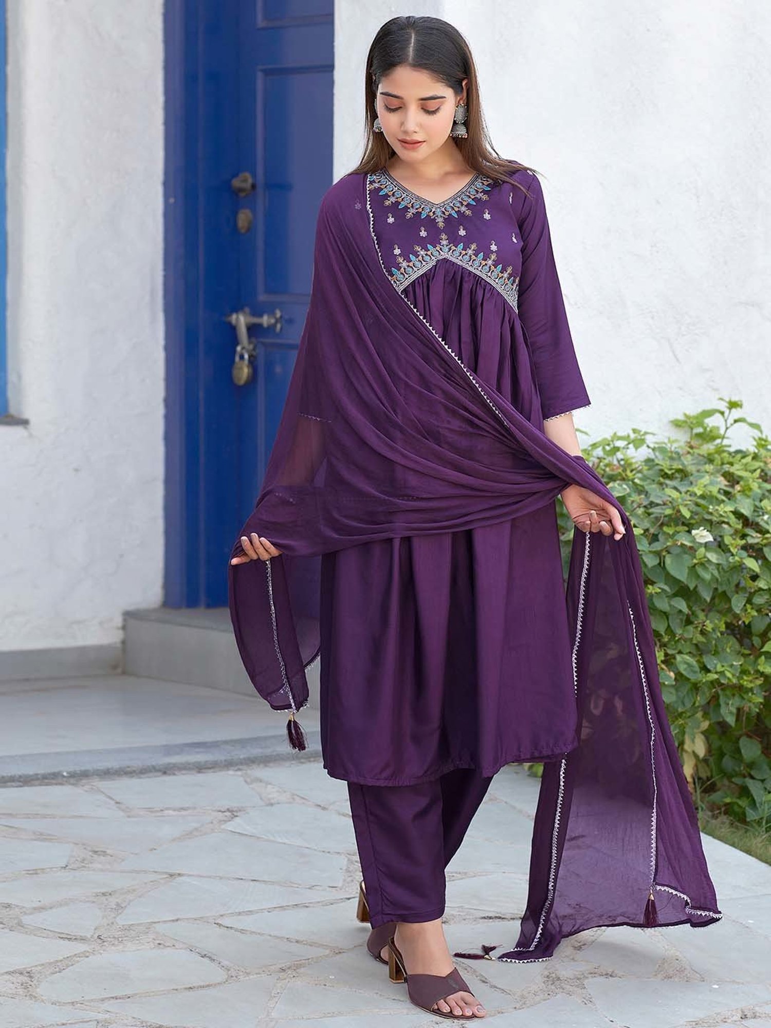 Skylee Purple Embroidered Kurta With Pant & Dupatta