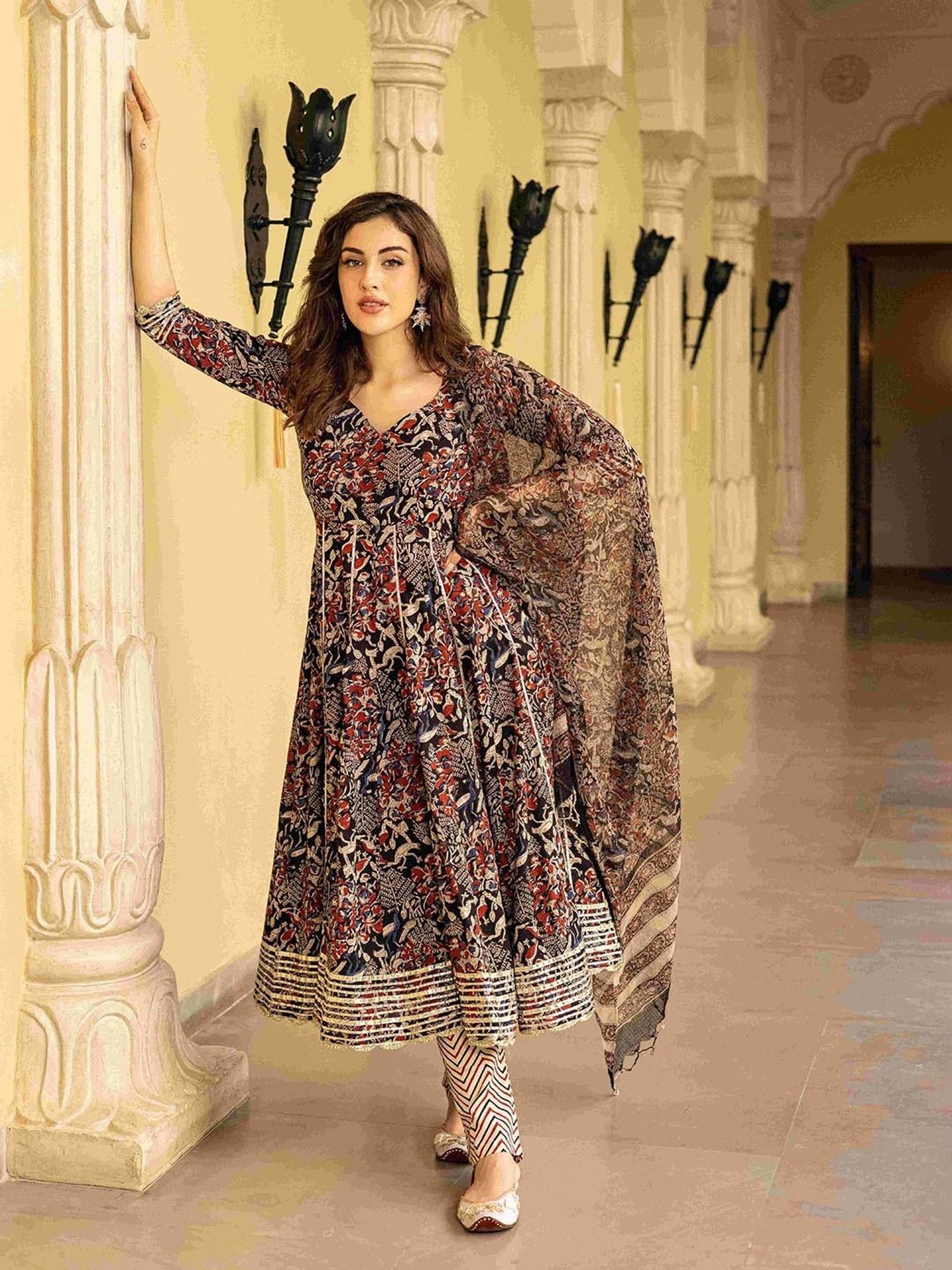 AACHHO Black Bhoomi Handblock Gotapatti Suit Set