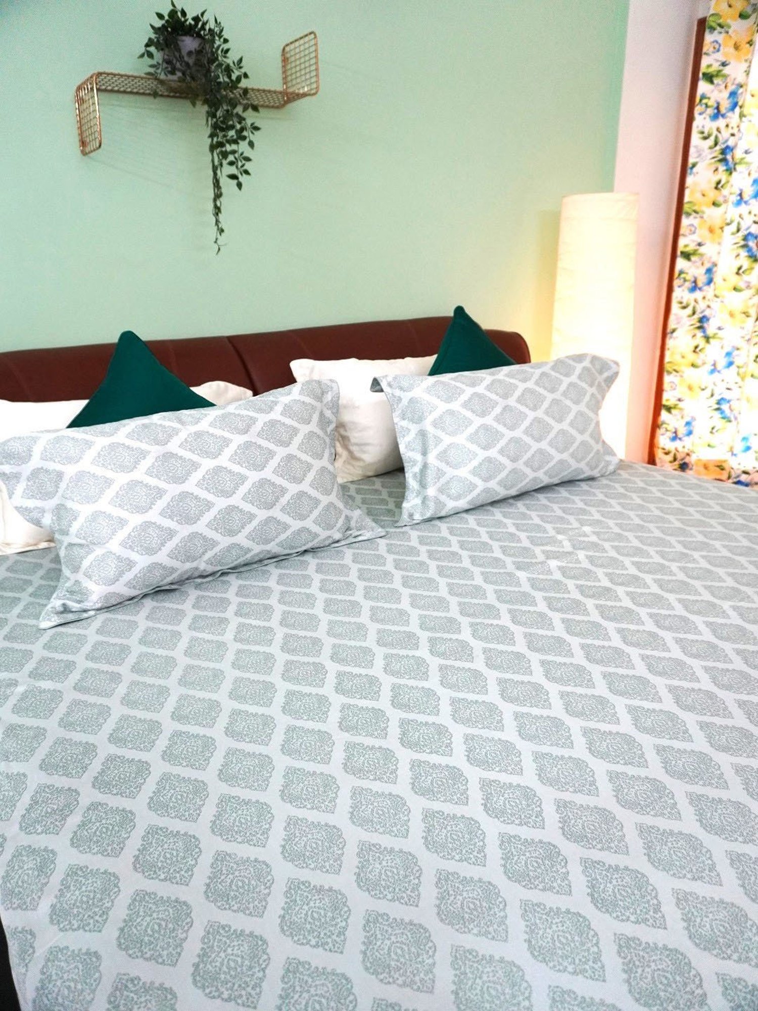 TARA Sparkling Homes Printed Green 250 TC Cotton King Bedsheet With 2 Pillow Covers