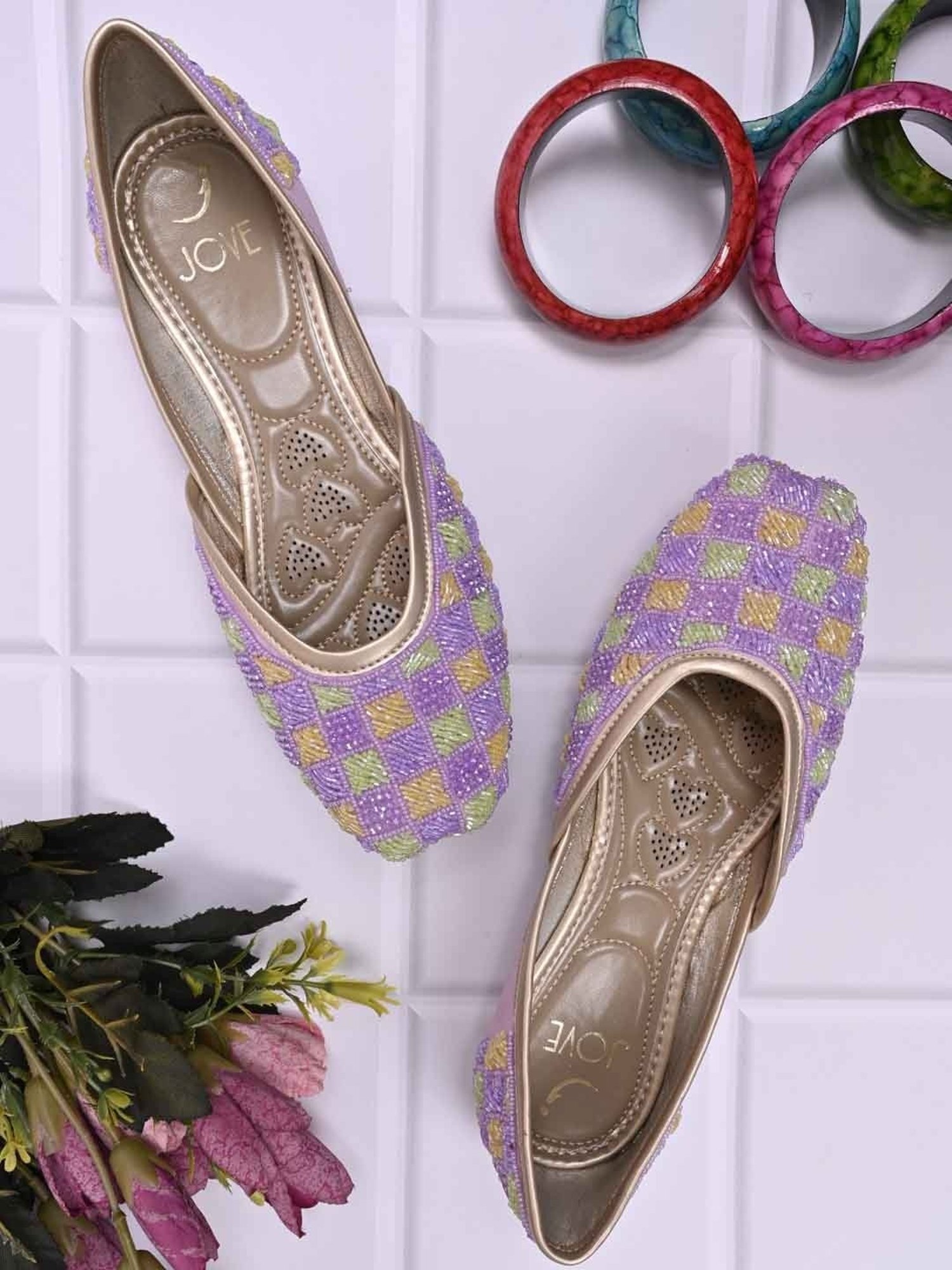 Jove Women's Purple Ethnic Juttis