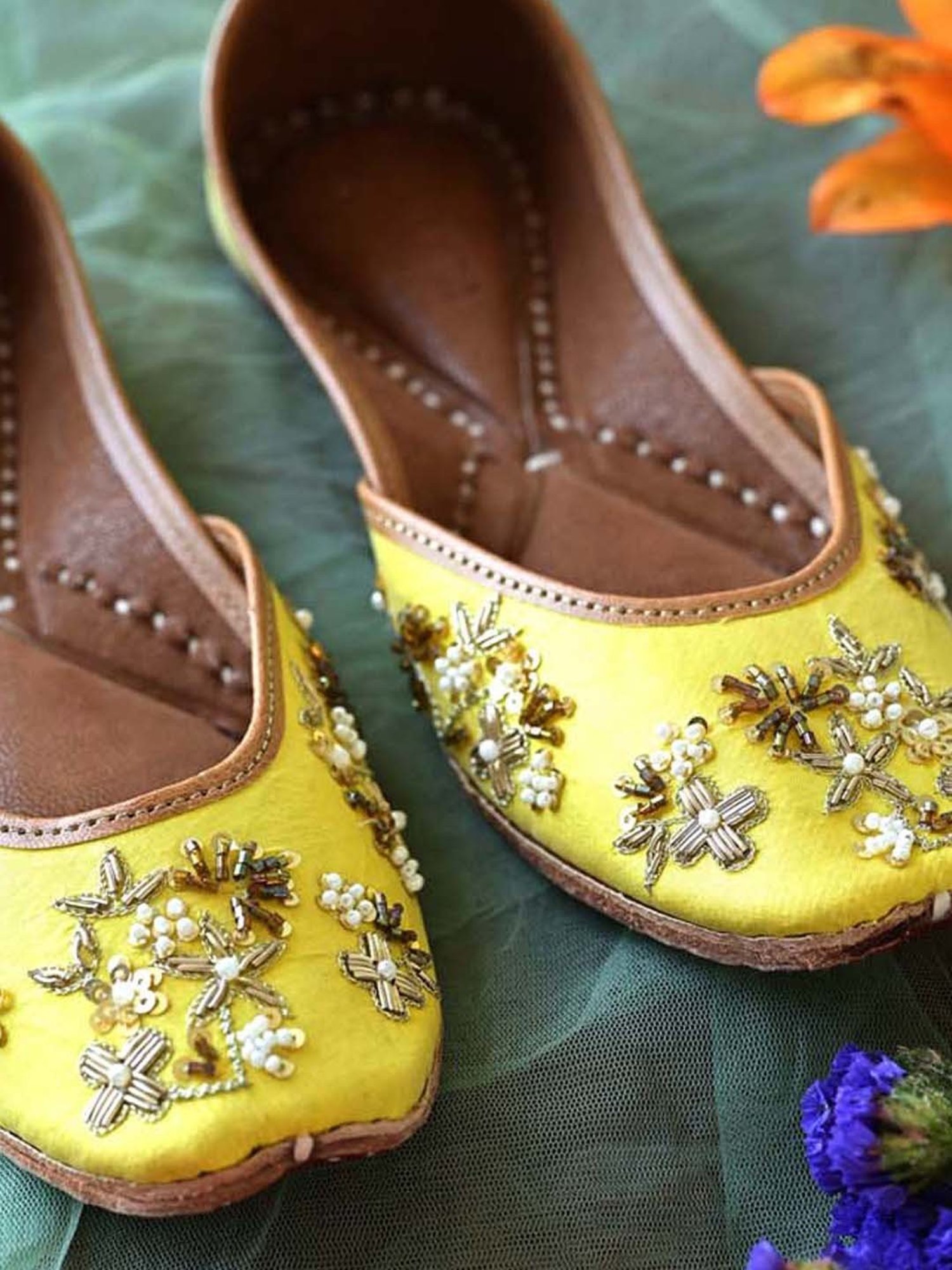 Scentra Women's Yellow Ethnic Juttis