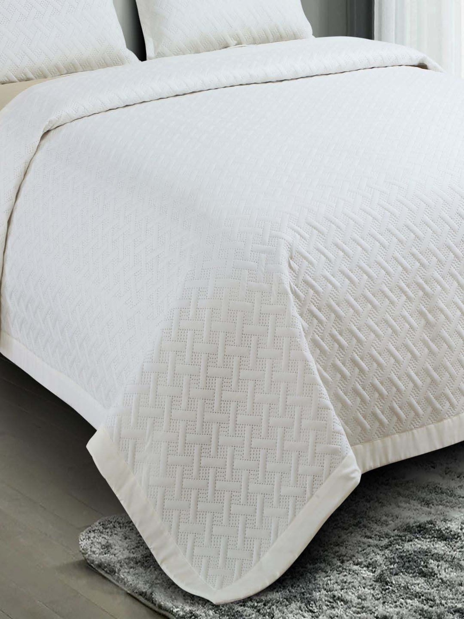 Hosta Homes Off White 280 TC Polycotton Quilted Queen Bedsheet with 2 Pillow Covers