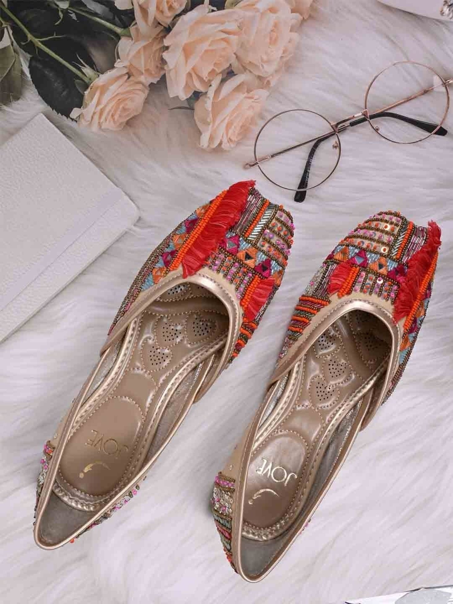 Jove Women's Beige Ethnic Juttis