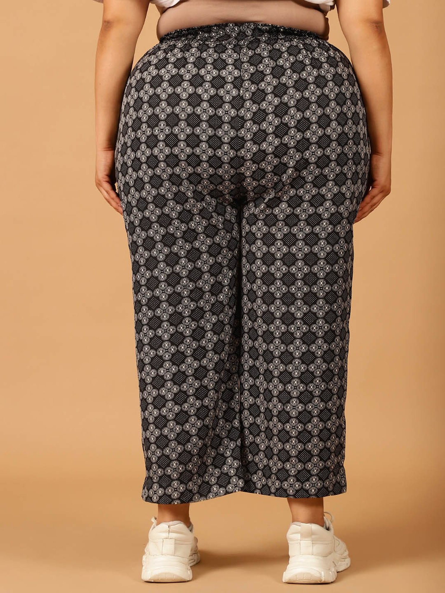 Moms Maternity Black & White Geometric Print Regular Fit Mid Rise Plus Size Trousers
