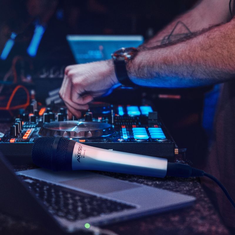 Axess Professional Wired Microphone in Silver