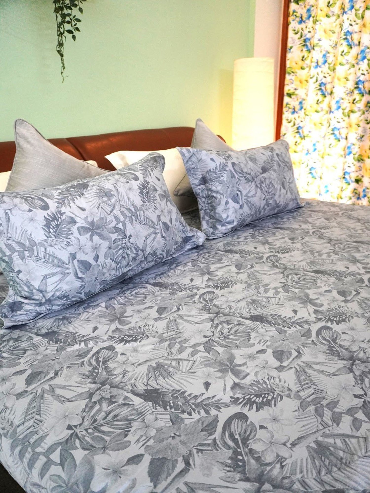 TARA Sparkling Homes Printed Grey 250 TC Cotton King Bedsheet With 2 Pillow Covers