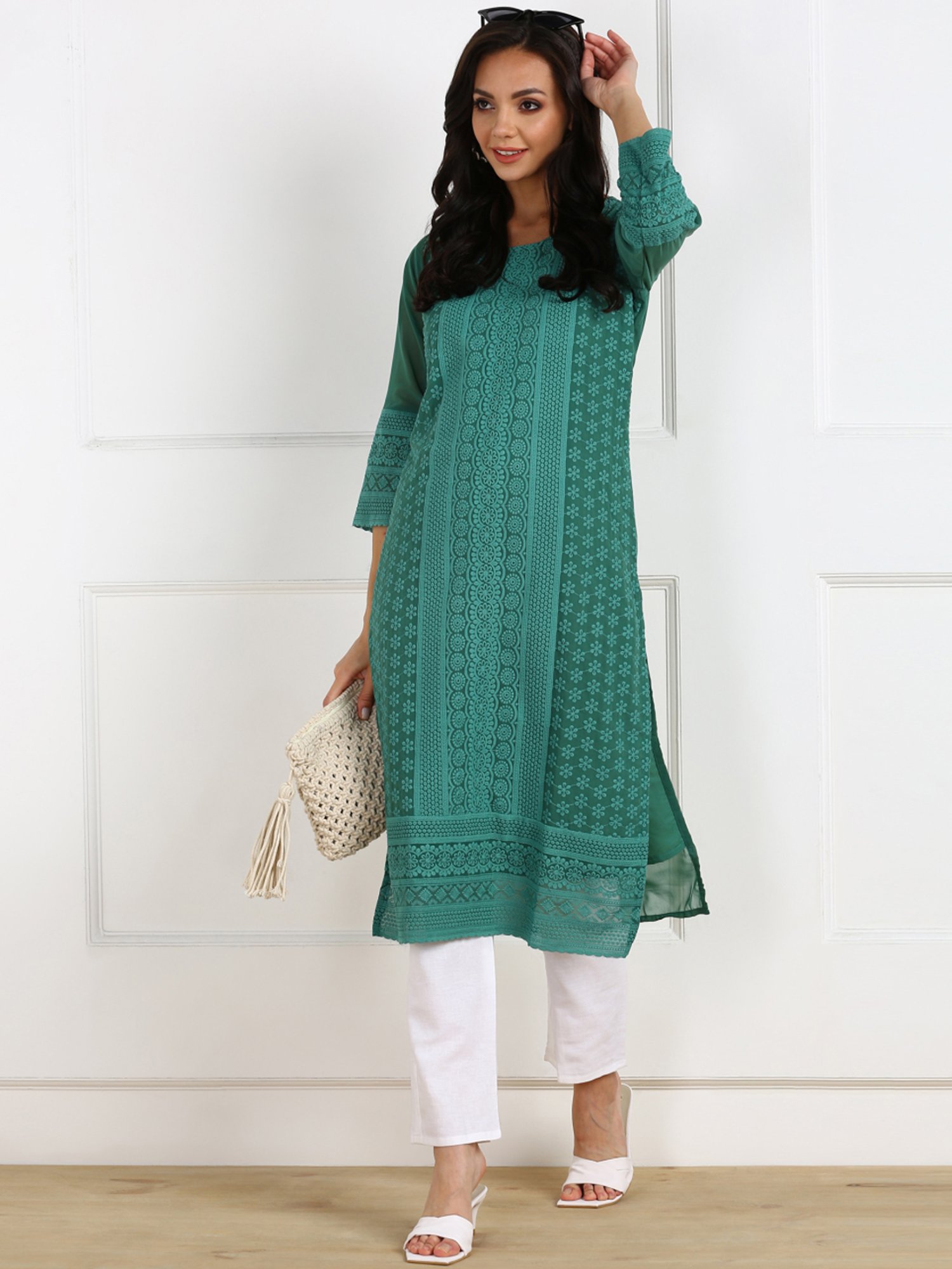 SWAGG INDIA Green Embroidered Straight Kurta