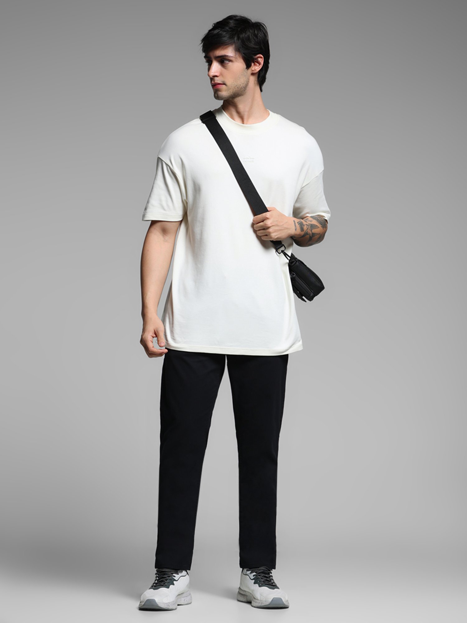 Jack & Jones Black Cotton Regular fit Solid Chinos