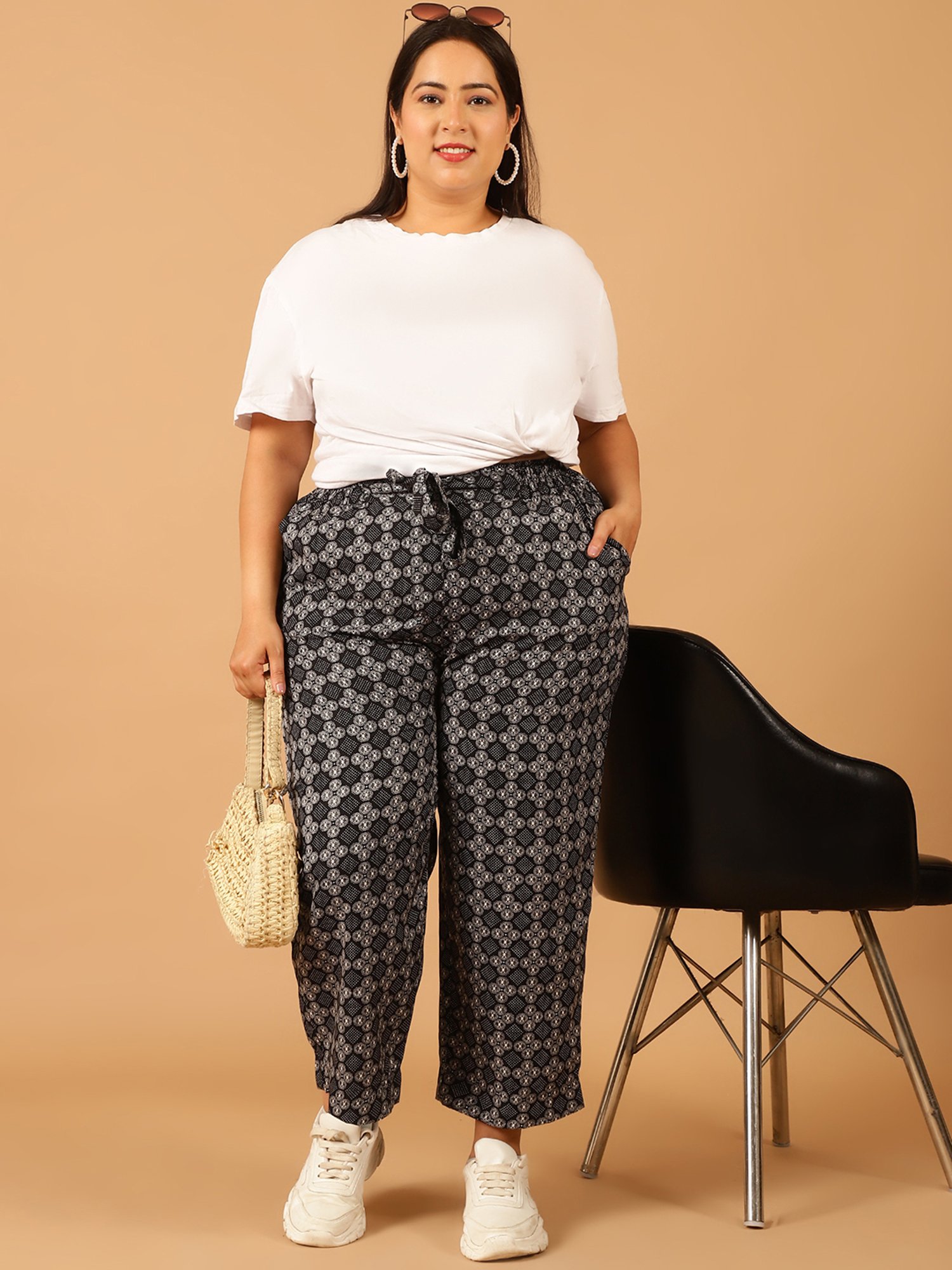Moms Maternity Black & White Geometric Print Regular Fit Mid Rise Plus Size Trousers