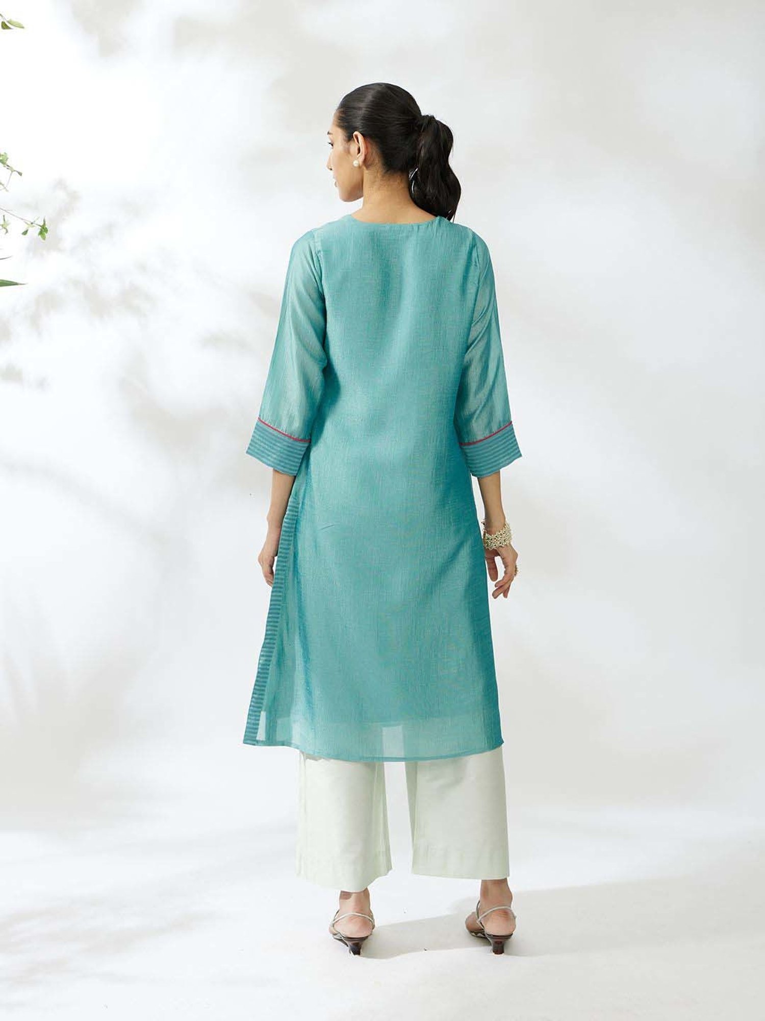 Daali Blue Embroidered Straight Kurta