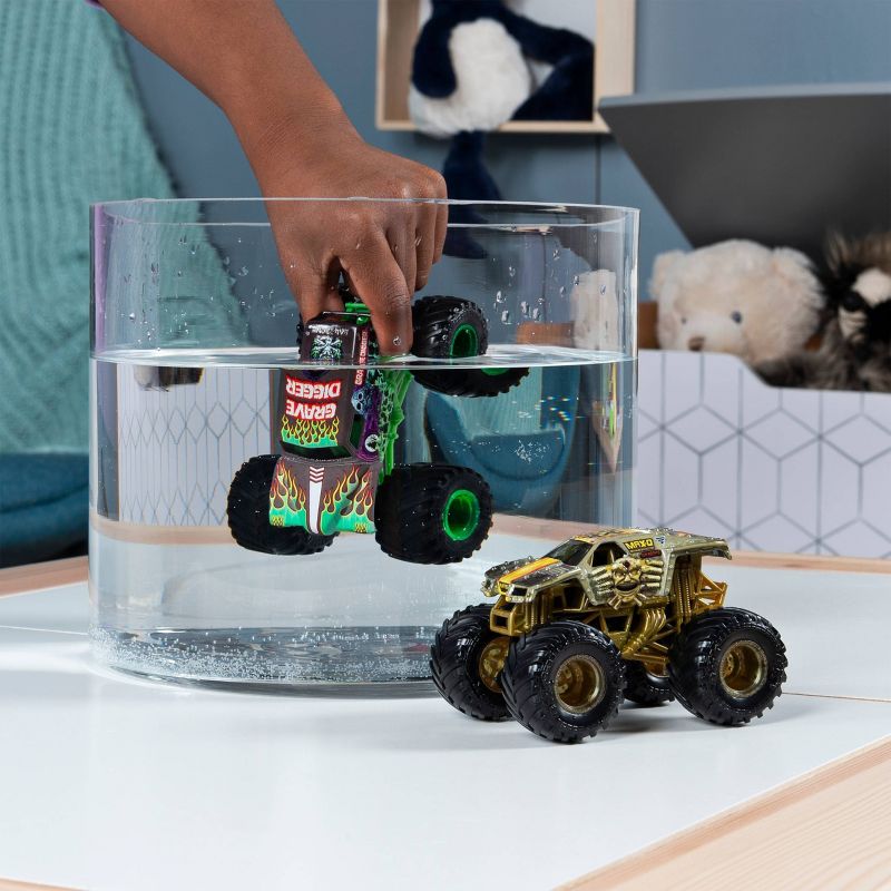 Monster Jam 1:64 2 Packs (Reveal The Steel) - Grave Digger vs Max D