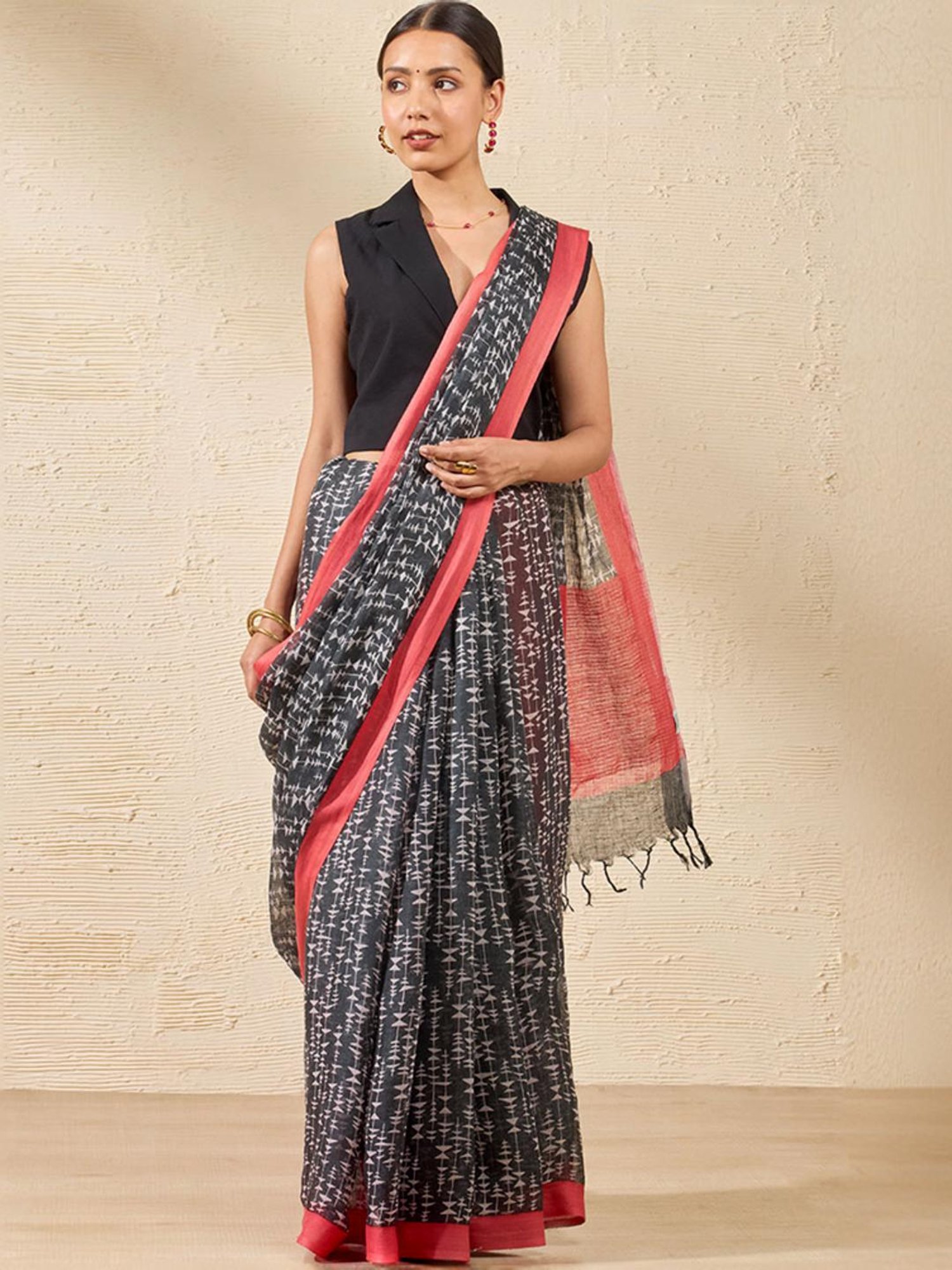 Taneira Black & Red Linen Printed Saree With Unstitched Blouse