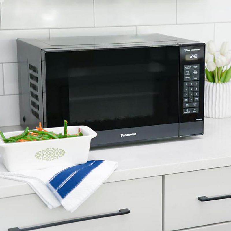 BLACK+DECKER 1.3 cu ft 1000 Watt Microwave Oven Black Stainless Steel