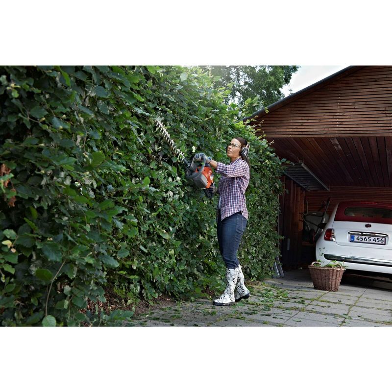 Husqvarna 122HD45 18" 22cc 2 Cycle Gas Powered Dual Hedge/Clipper Saw Trimmer