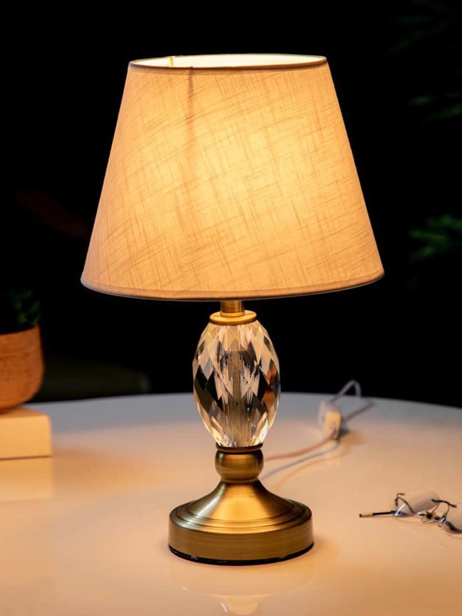 The Decor Kart White Metal Tussock Table Lamp