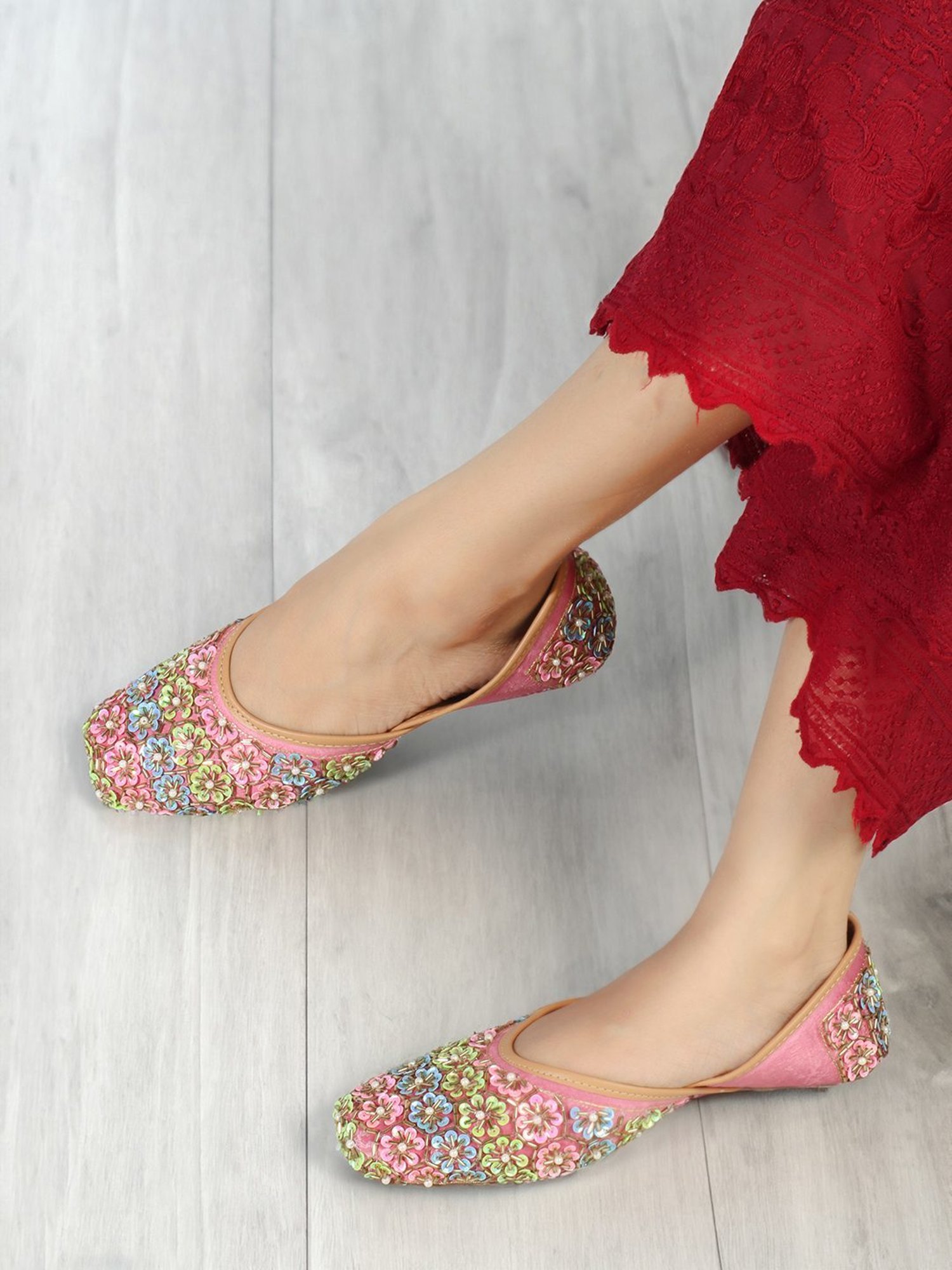 Iconics Women's Pink Ethnic Juttis