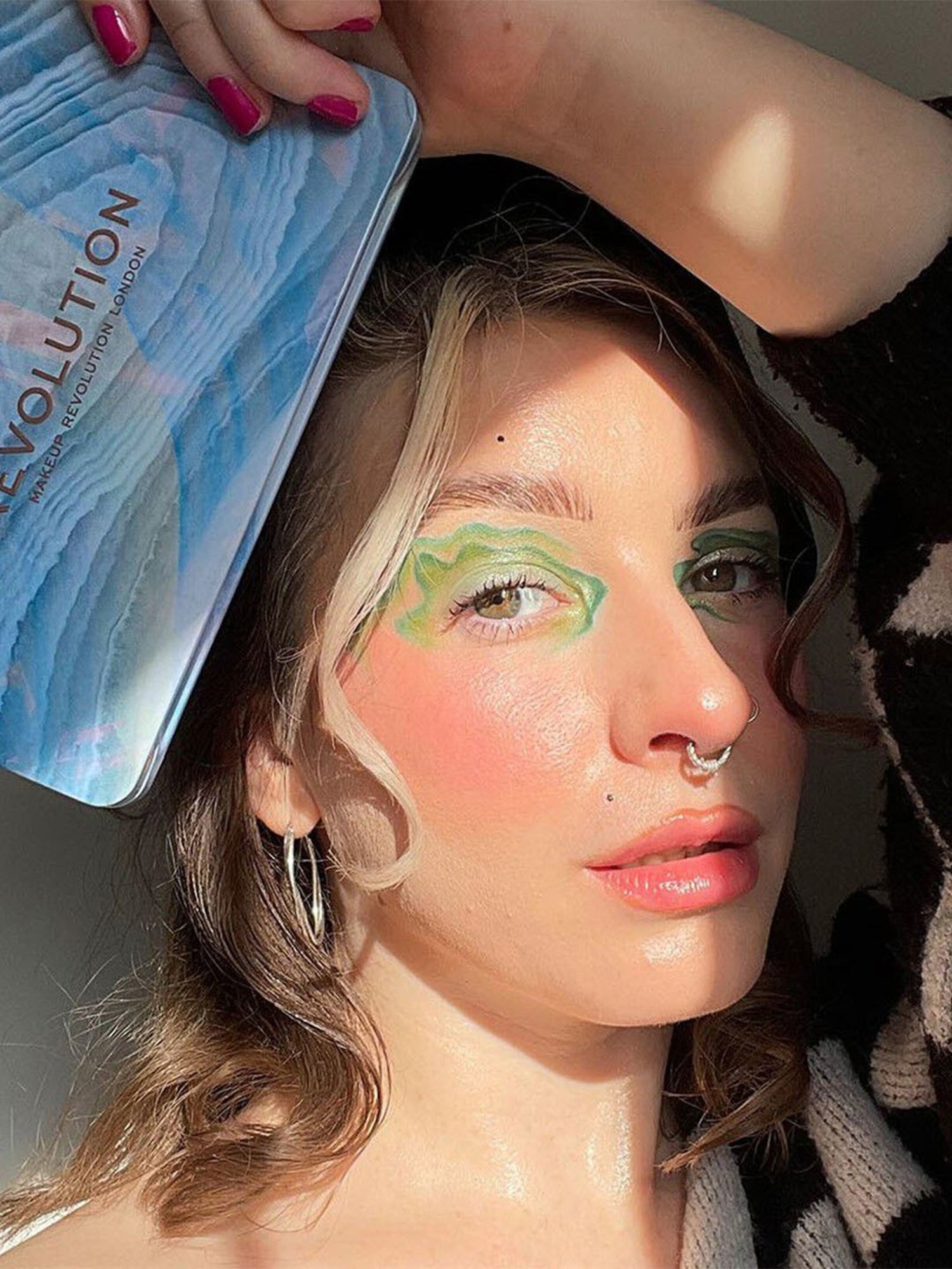 Makeup Revolution Crystal Aura Forever Flawless Shadow Palette Aventurine - 19.8 gm