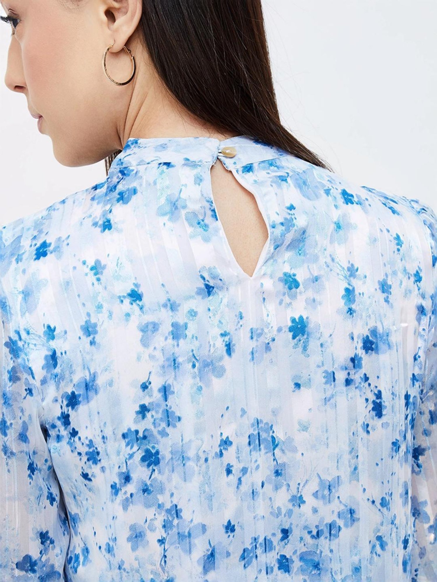 Code by Lifestyle White & Blue Floral Print Top