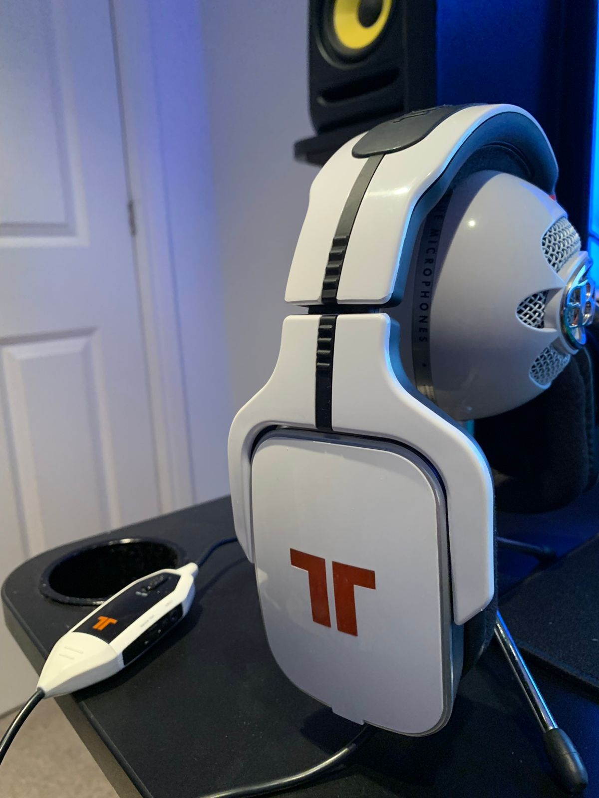 Mad Catz F.R.E.Q. 4 Circumaural Gaming Headset