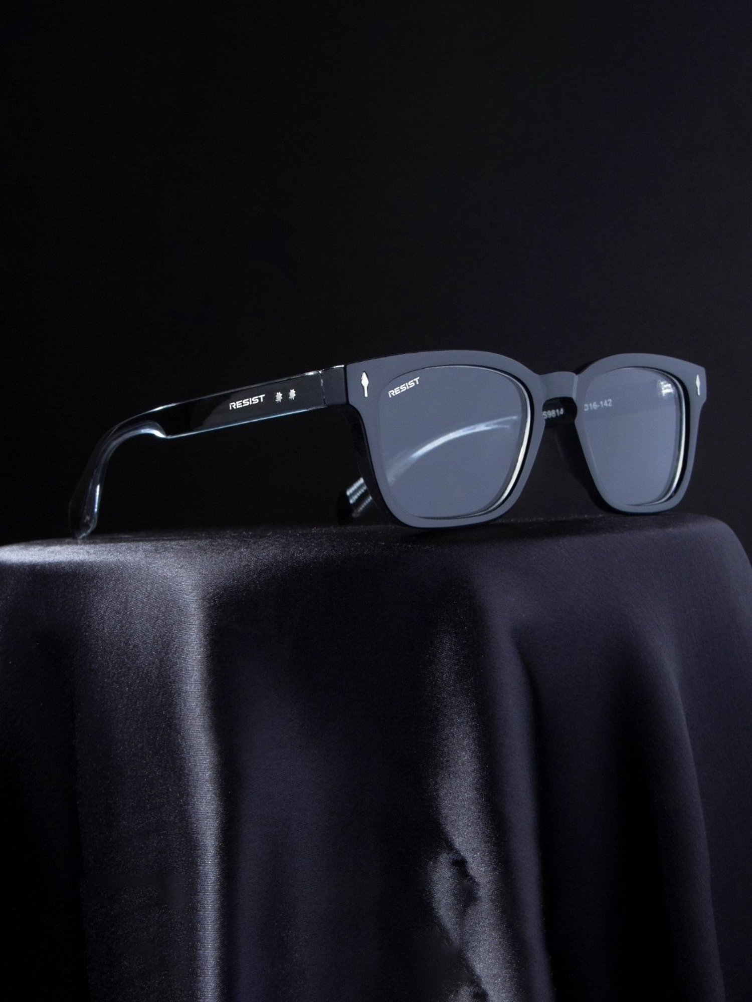 Resist Eyewear Clear Wayfarer UV Protected Unisex Sunglasses