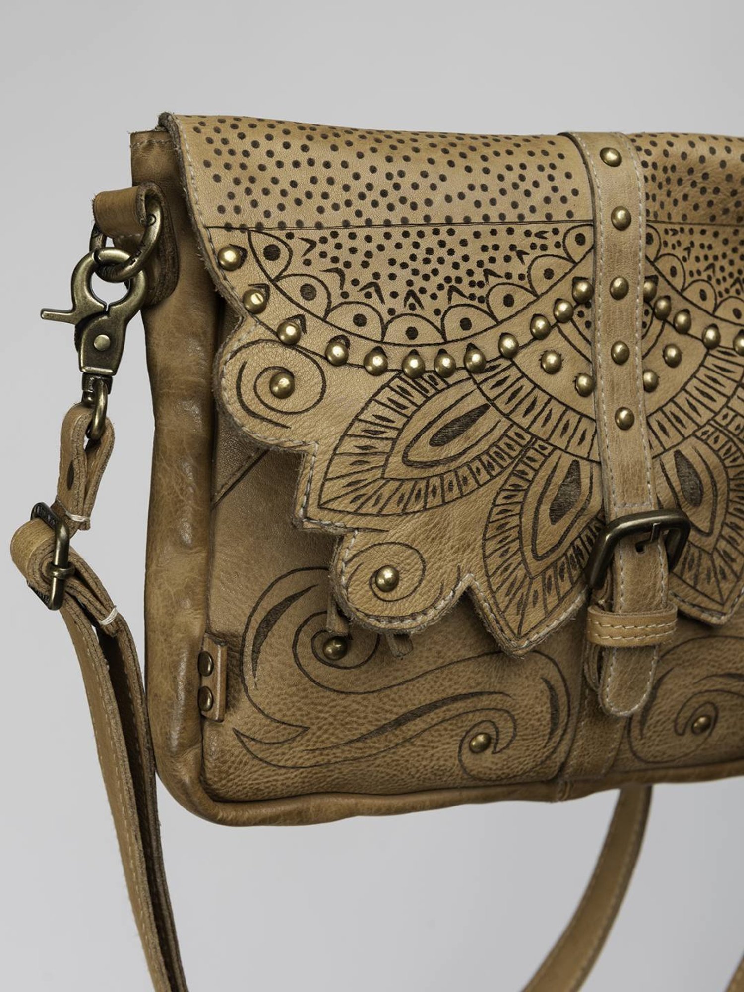 Art N Vintage Carob Sand Leather Textured Medium Sling Handbag