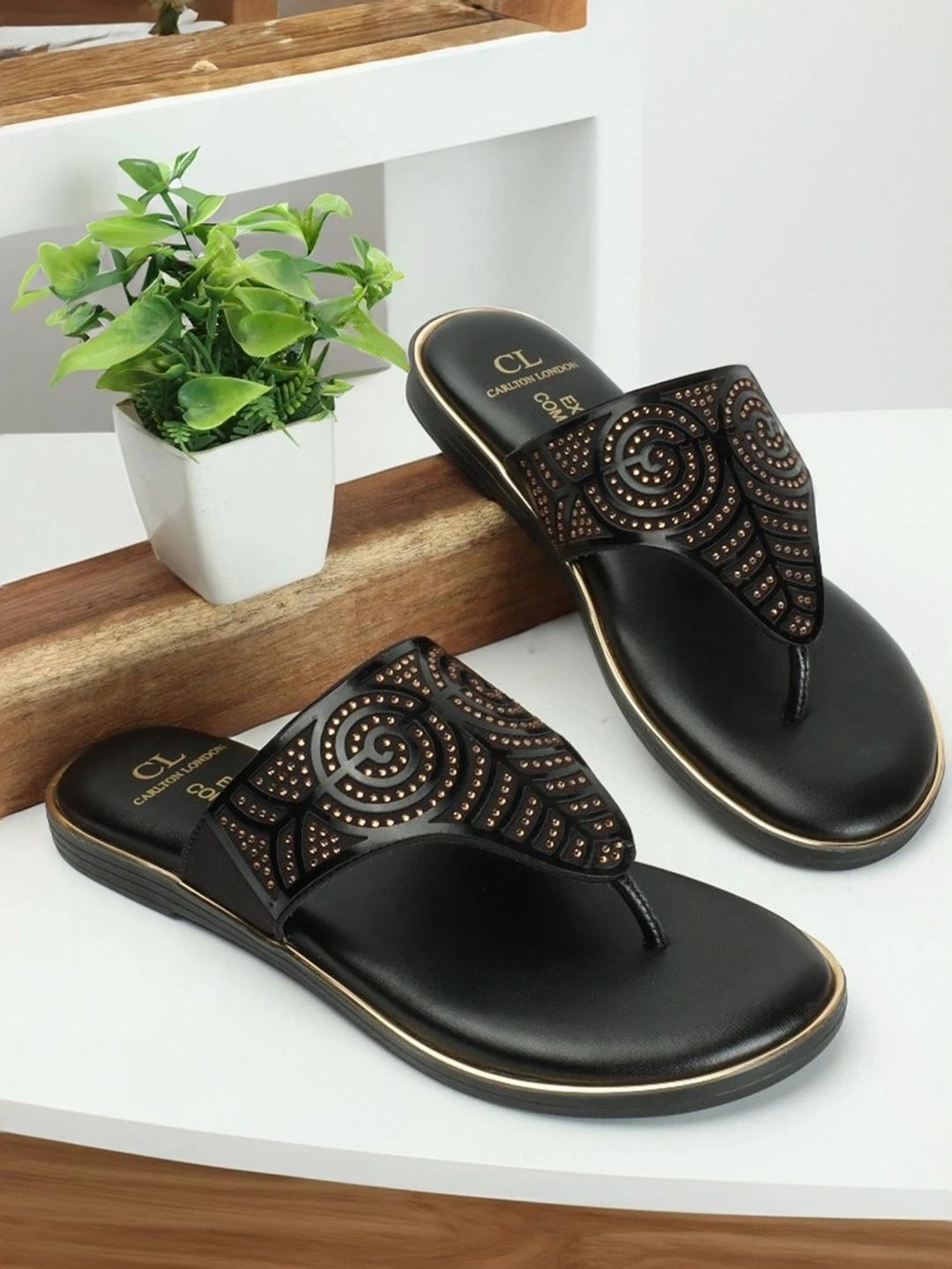 Carlton London Women's Black Thong Sandals