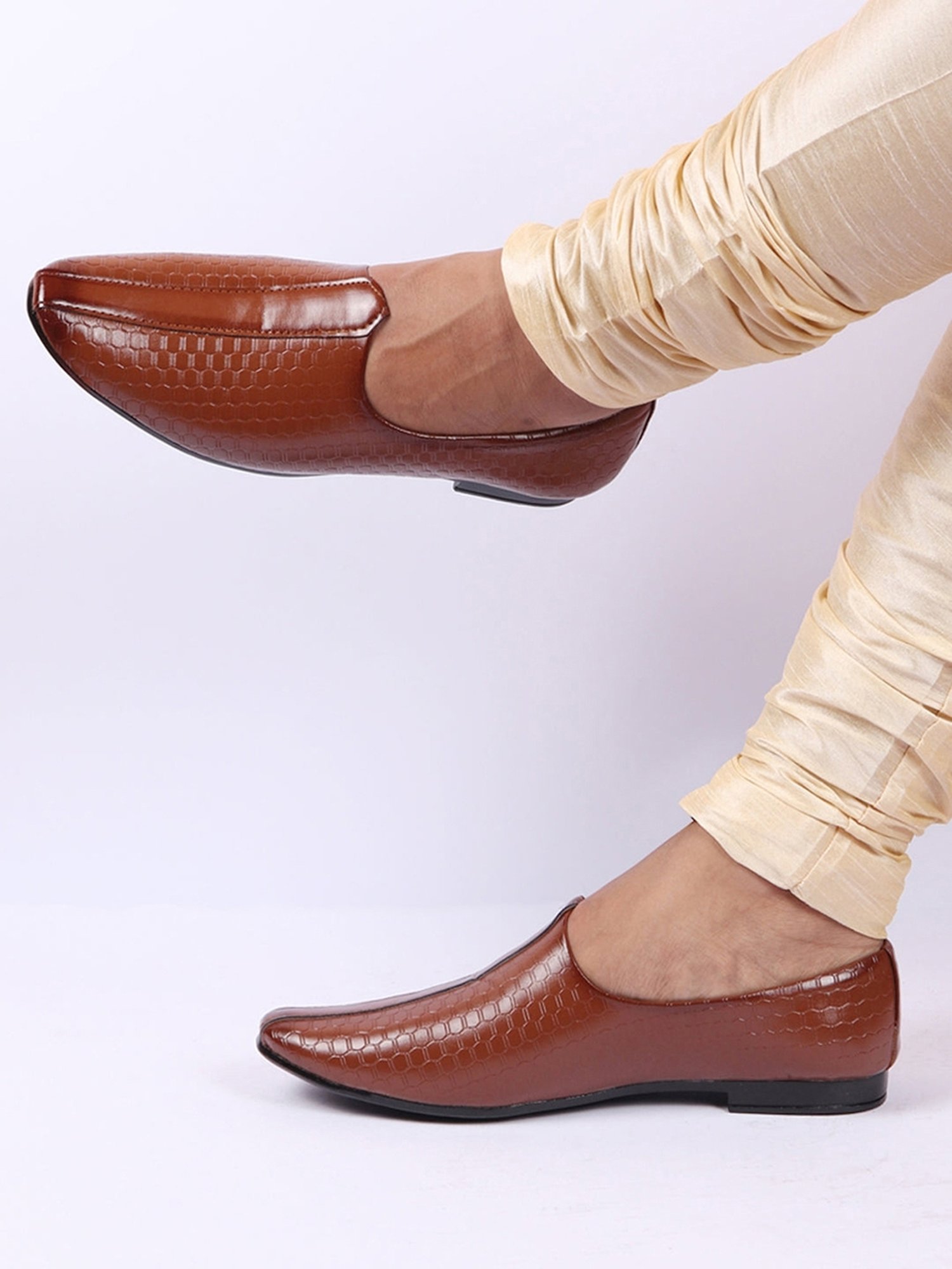 Walkway Men's Black Ethnic Juttis