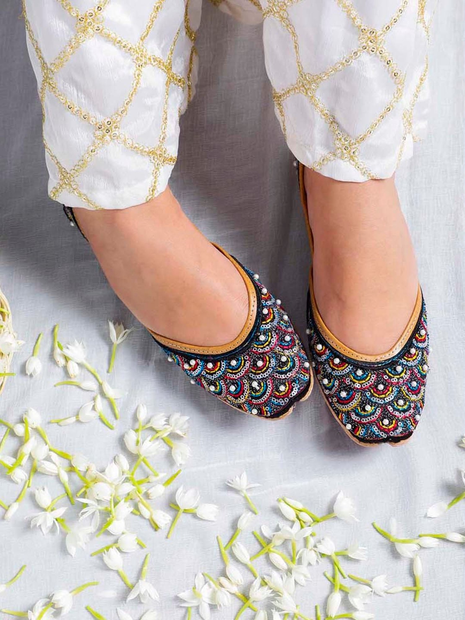 Glam Story Women's Arsh Multicolored Ethnic Juttis